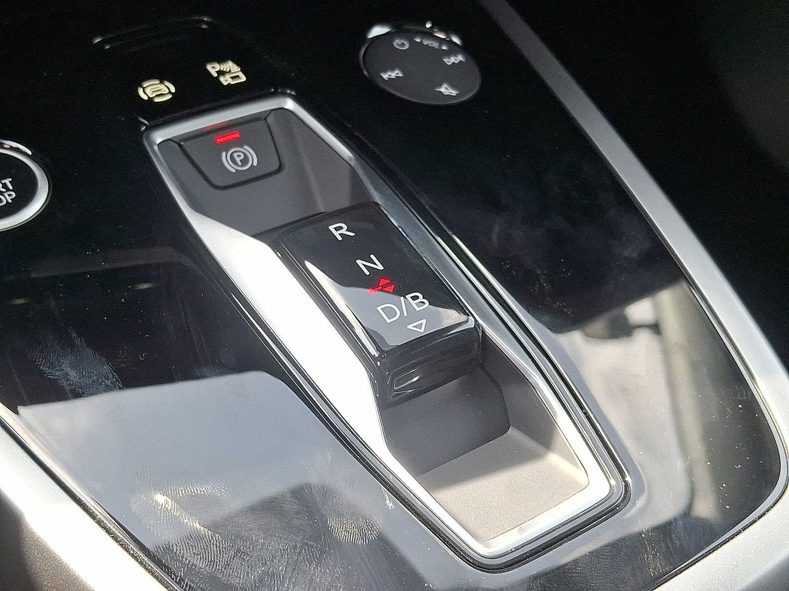 Thumbnail: 2025 Audi Q4 e-tron - 13