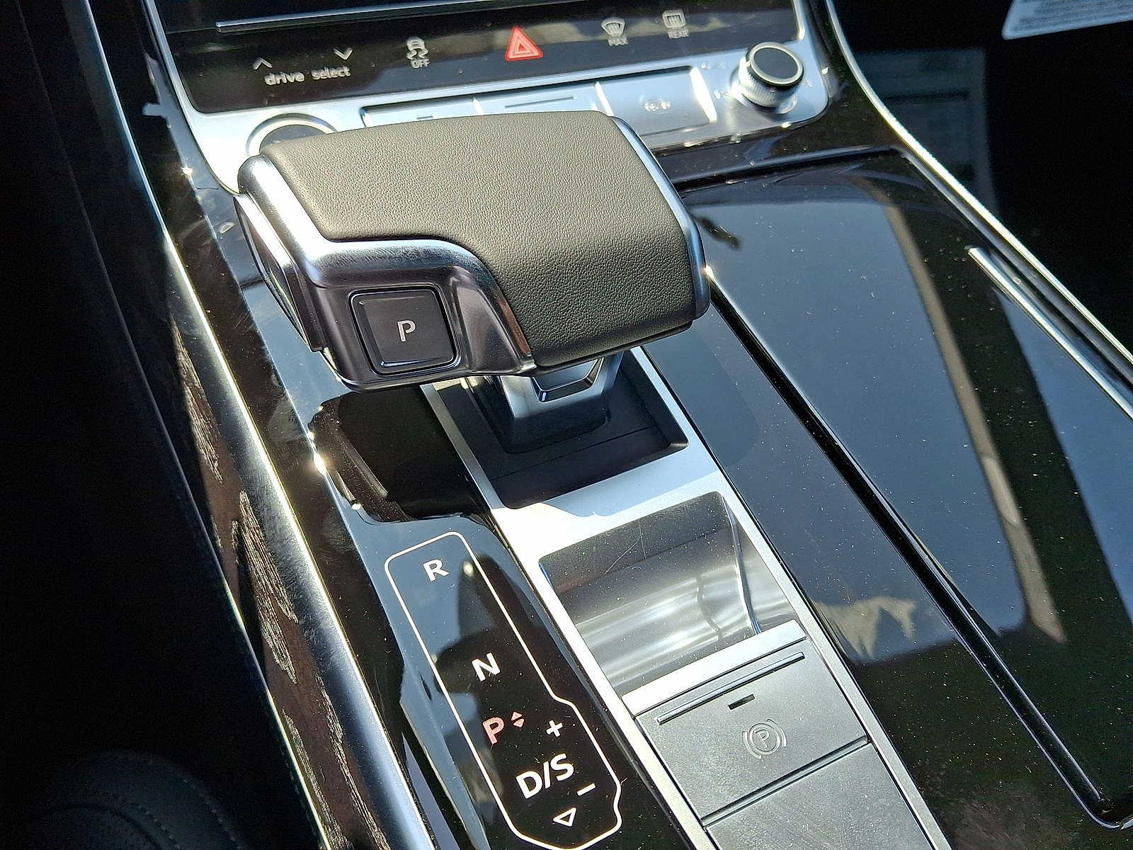 Thumbnail: 2025 Audi A8 - 15