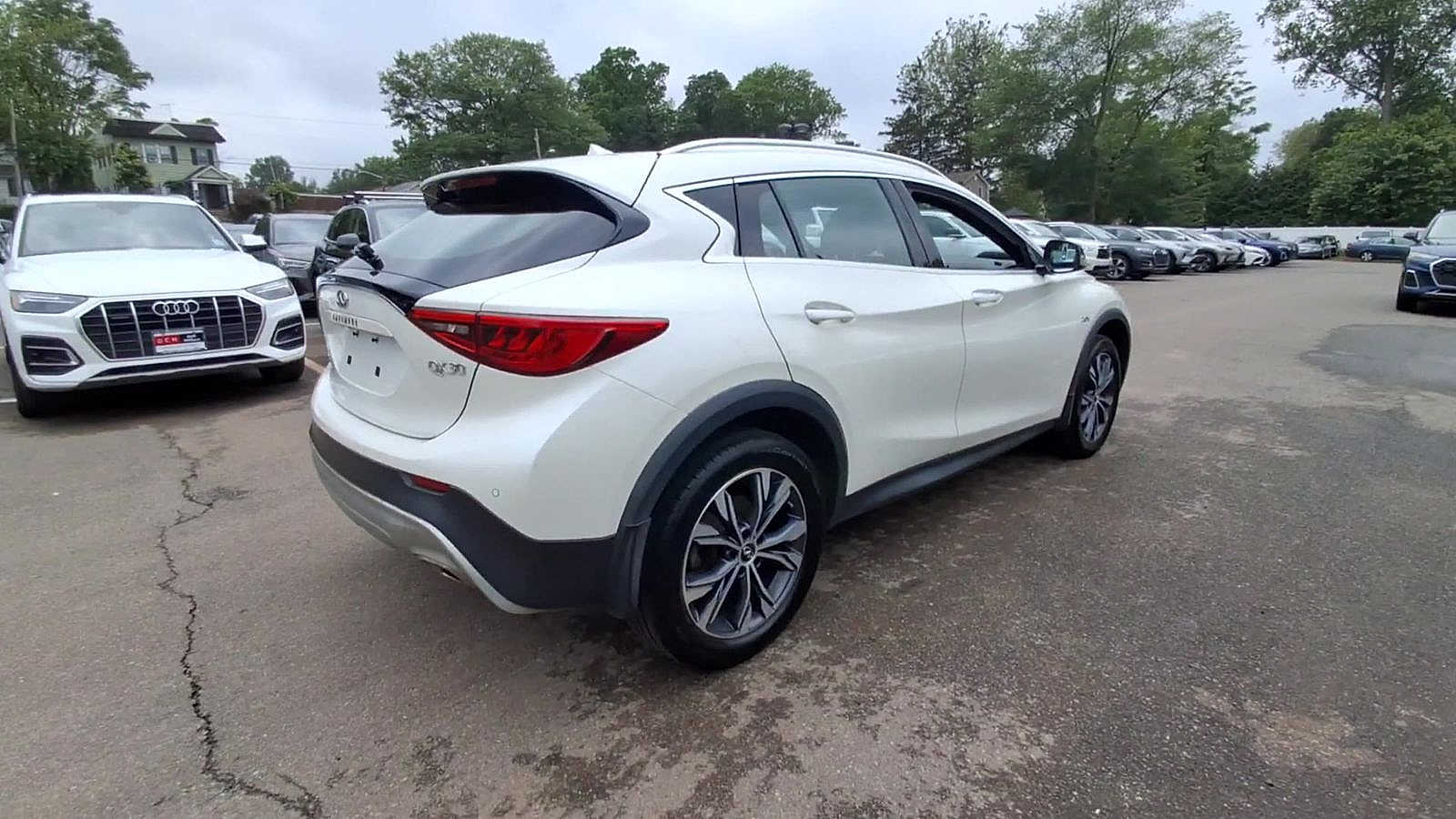 Thumbnail: 2017 INFINITI QX30 - 8