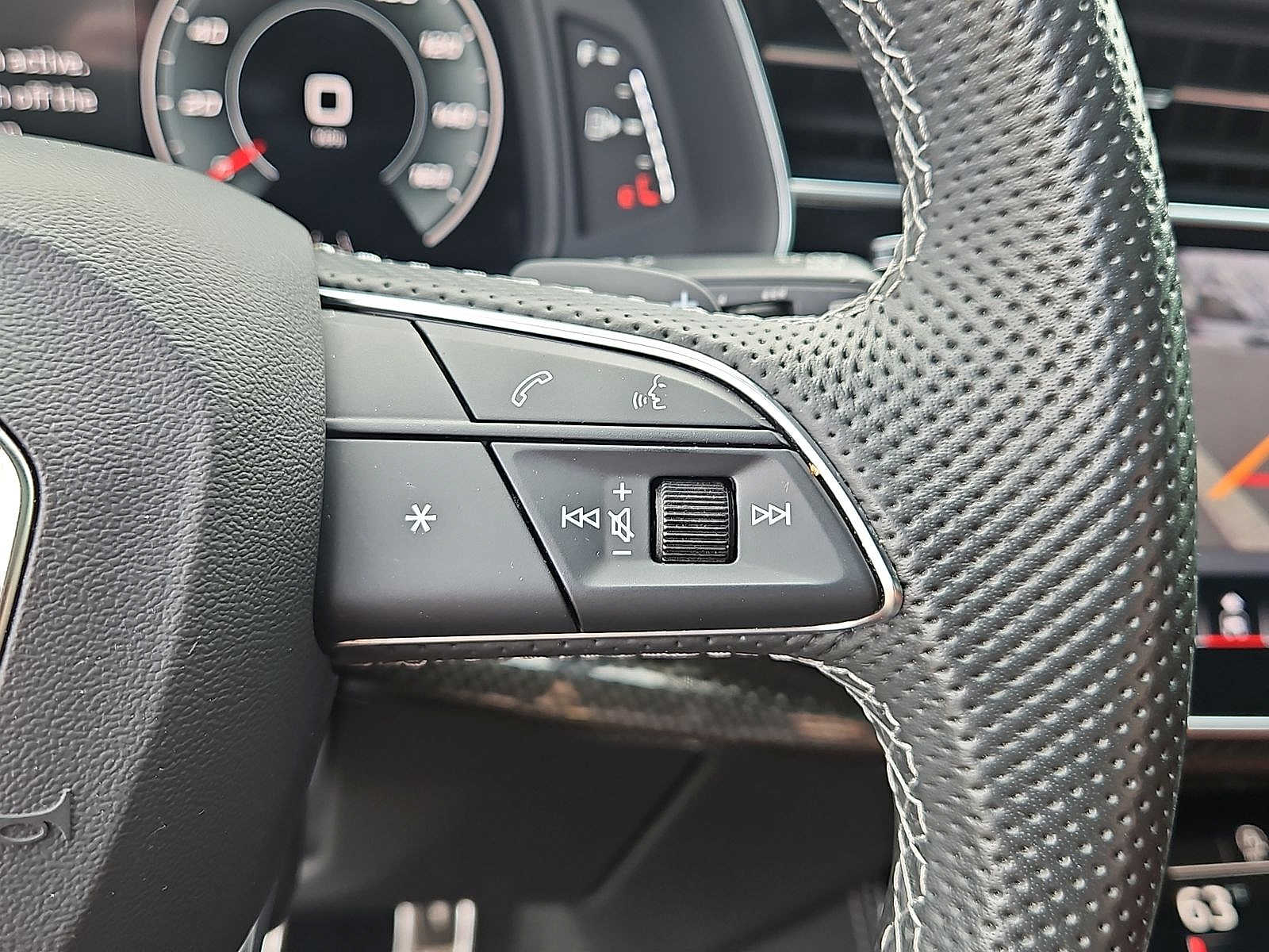 Thumbnail: 2023 Audi SQ8 - 18