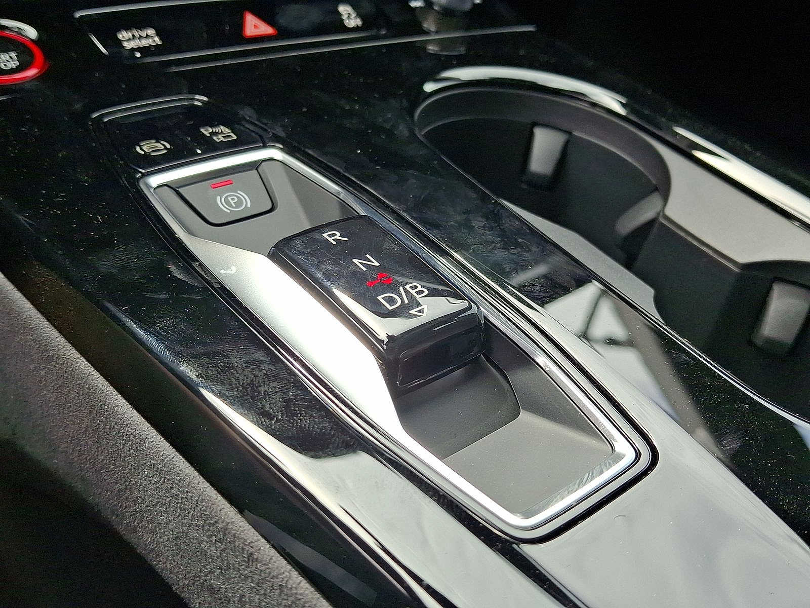 Thumbnail: 2025 Audi e-tron S - 14