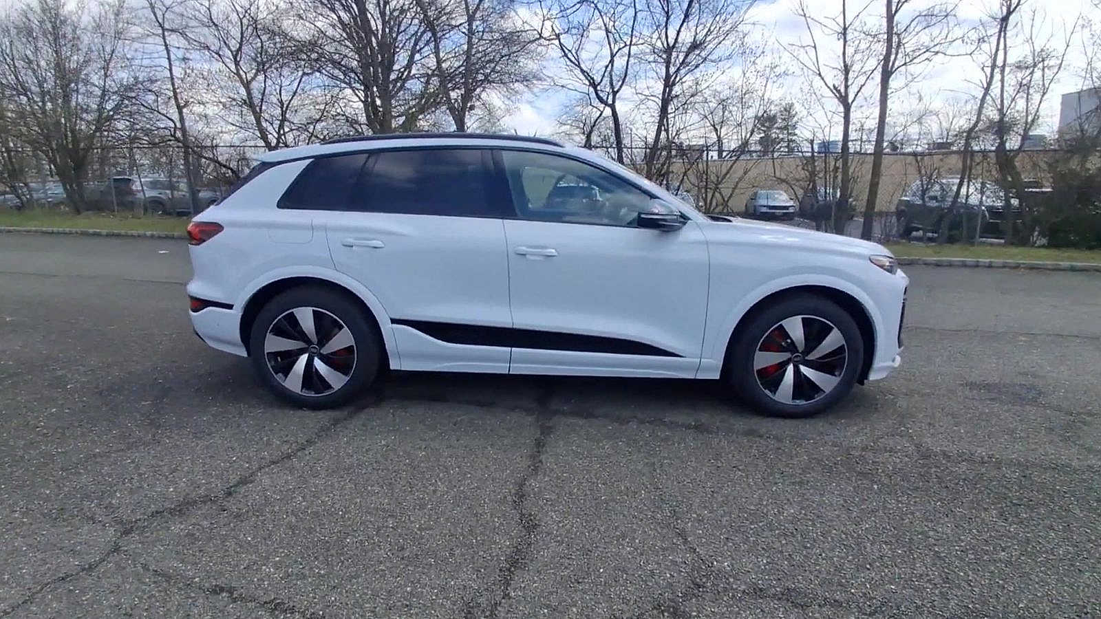 Thumbnail: 2025 Audi SQ6 e-tron - 9