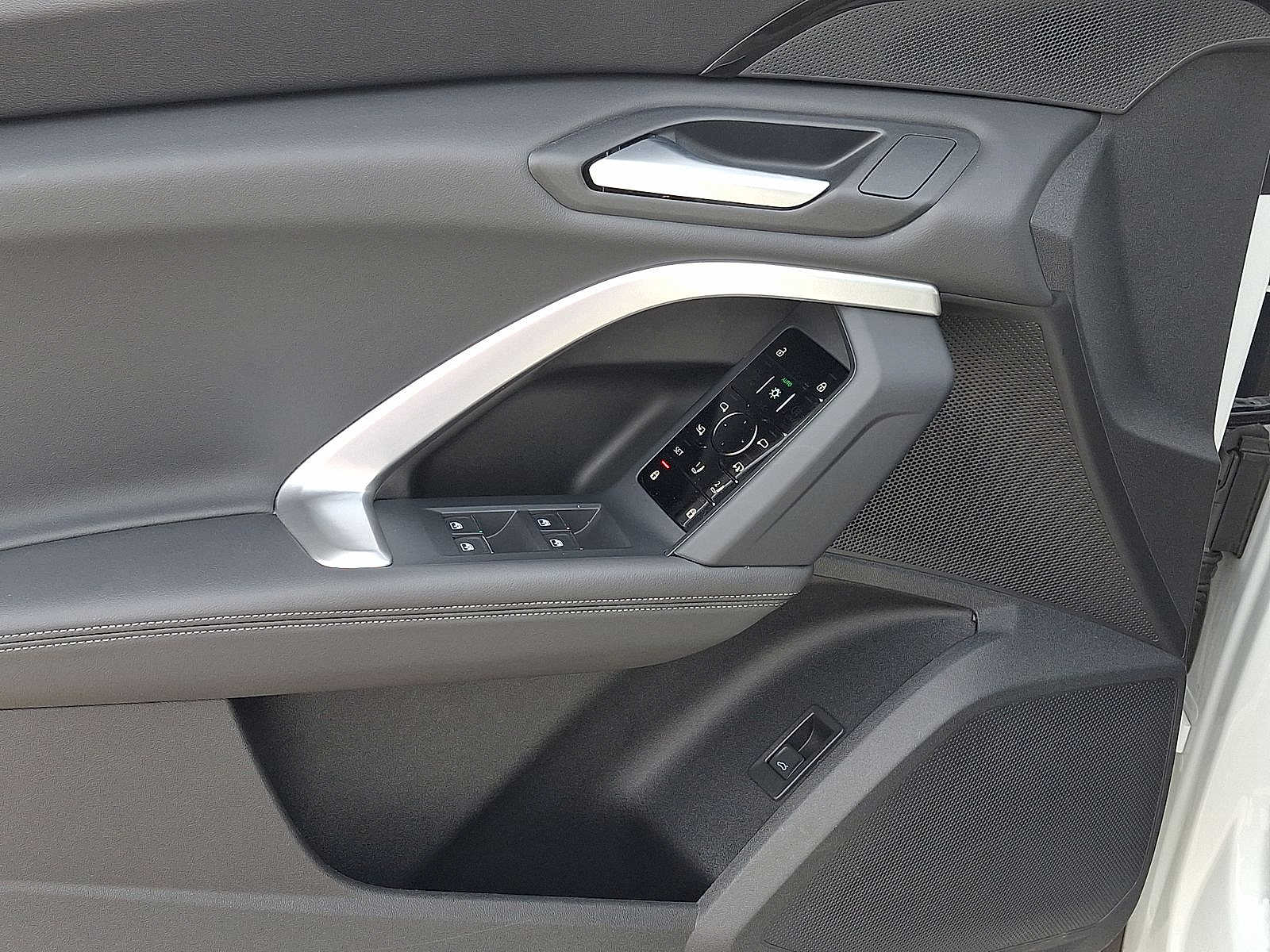 Thumbnail: 2025 Audi Q5 - 10