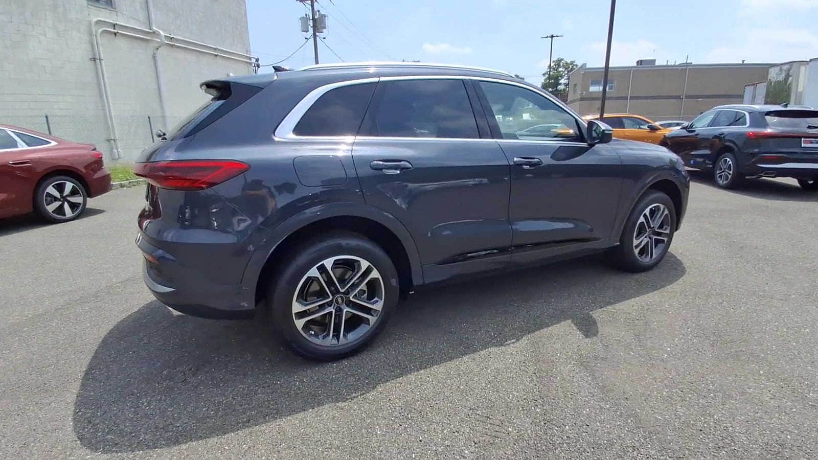 Thumbnail: 2025 Audi Q5 - 8