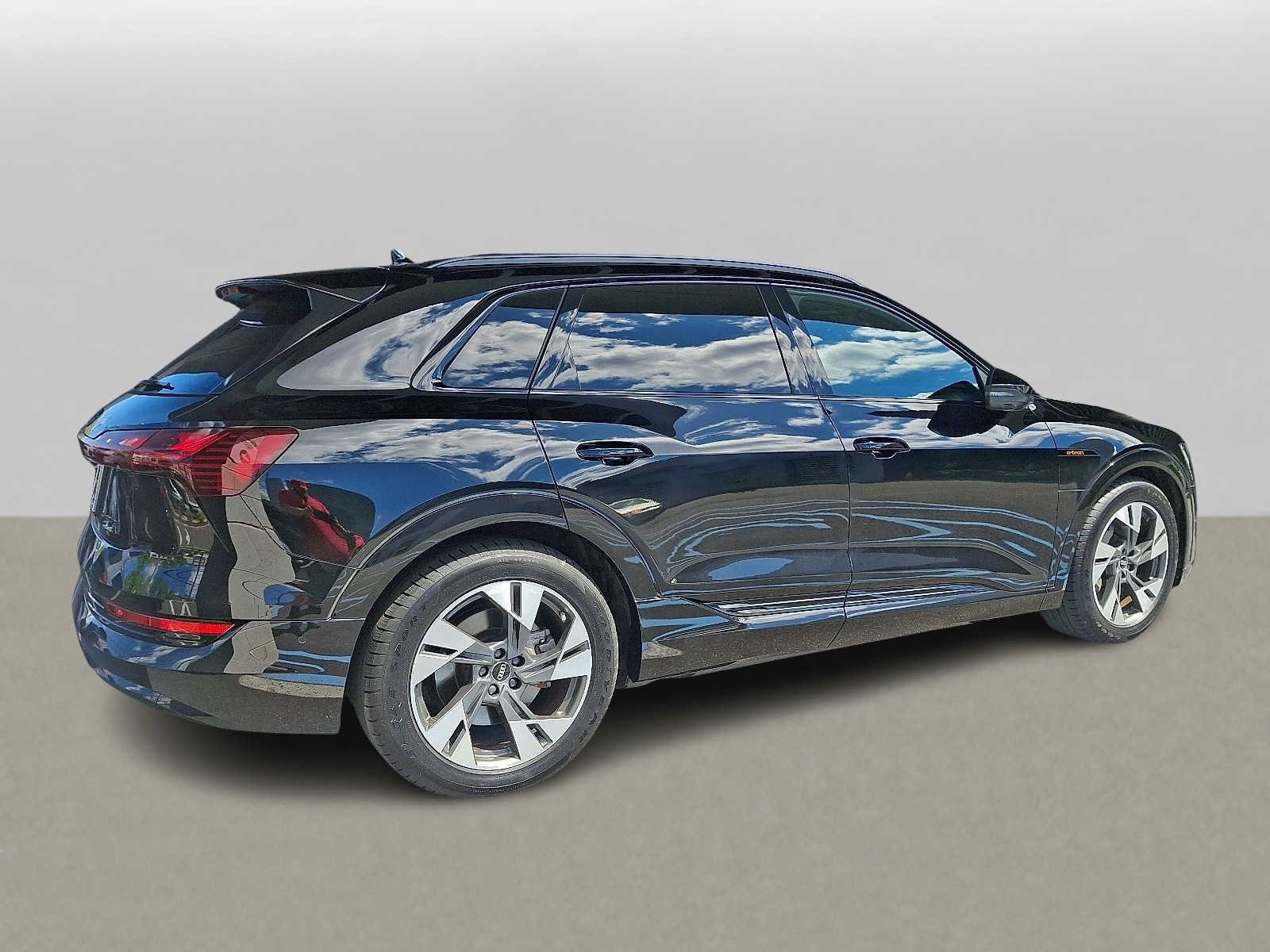 Thumbnail: 2023 Audi e-tron - 3