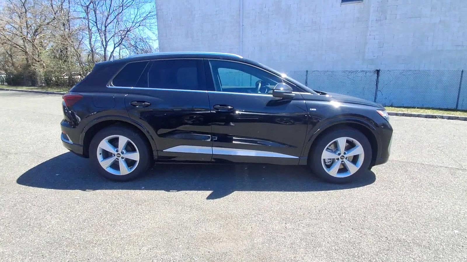 Thumbnail: 2025 Audi Q4 e-tron - 9