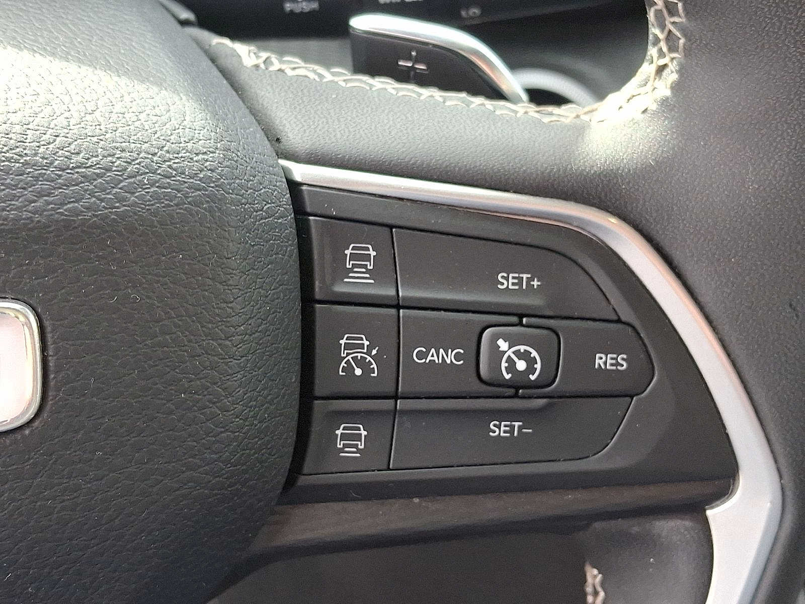 Thumbnail: 2023 Jeep Grand Cherokee - 18