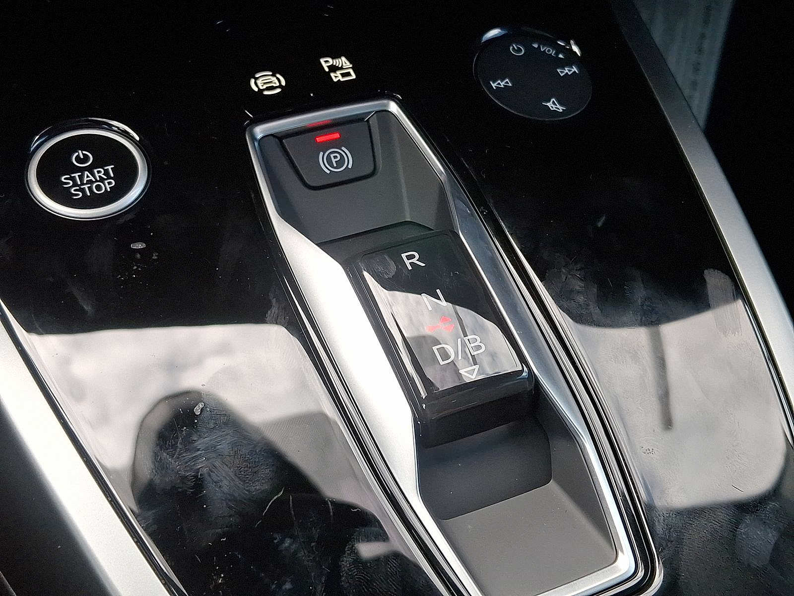Thumbnail: 2025 Audi Q4 e-tron - 15