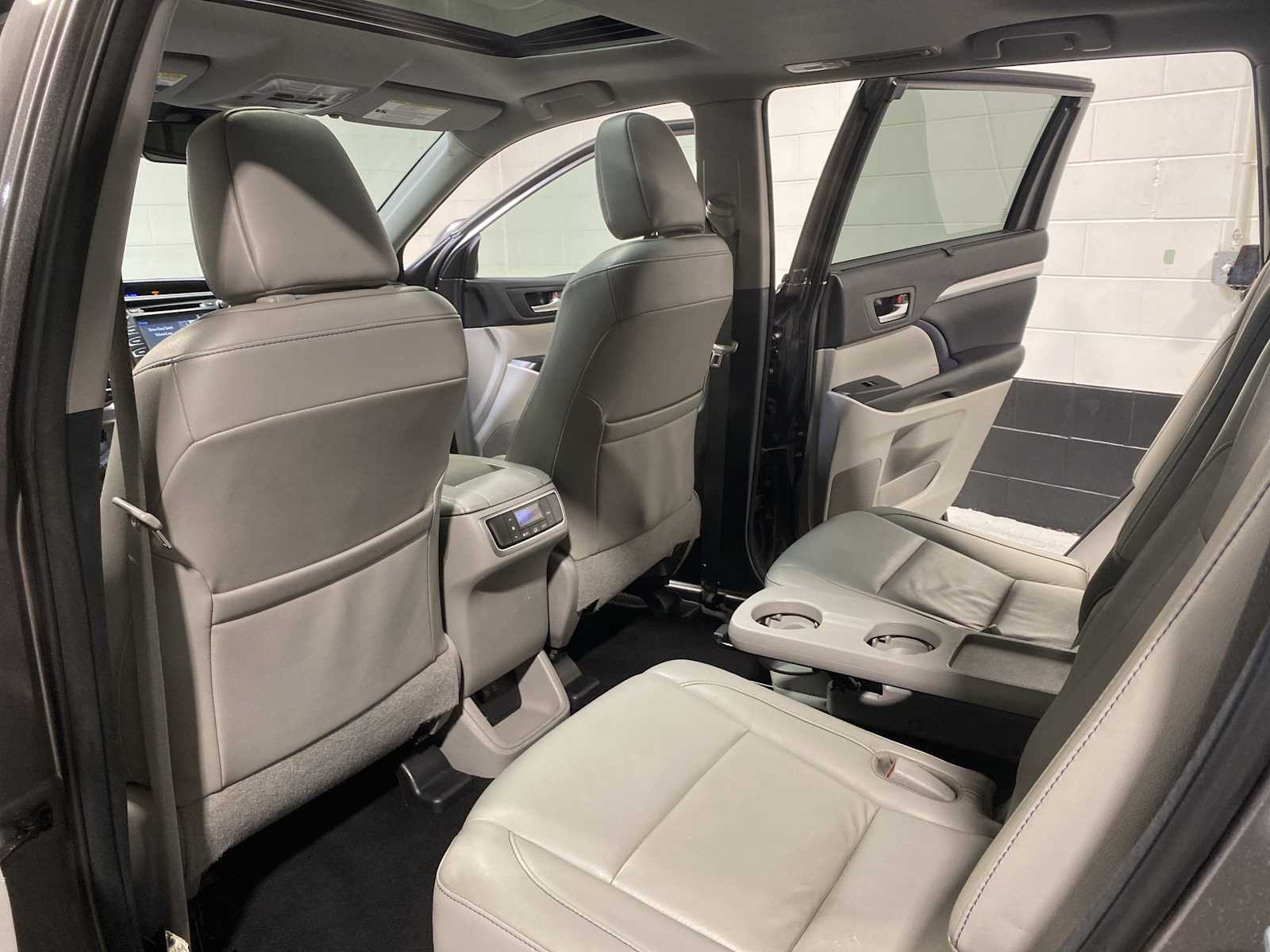 Thumbnail: 2018 Toyota Highlander - 12