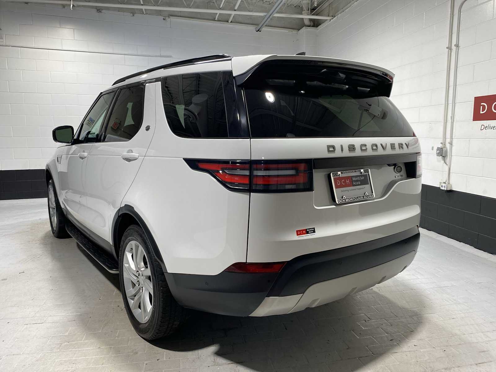 Thumbnail: 2017 Land Rover Discovery - 4