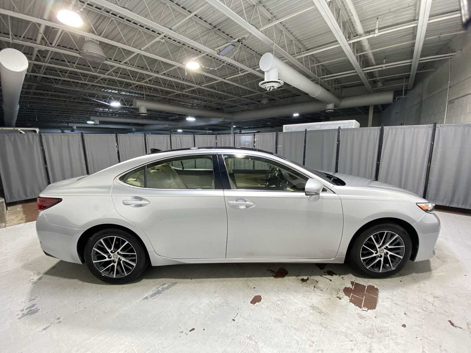 Thumbnail: 2016 Lexus ES - 27