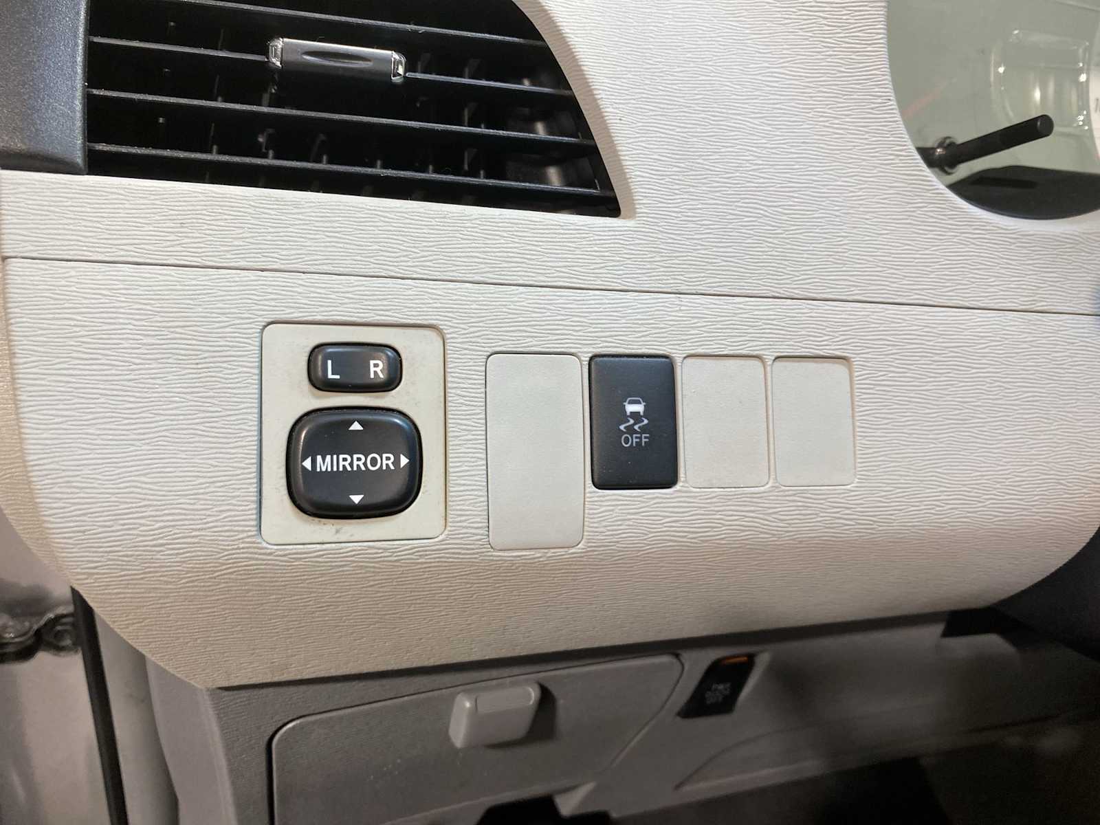 Thumbnail: 2011 Toyota Sienna - 24