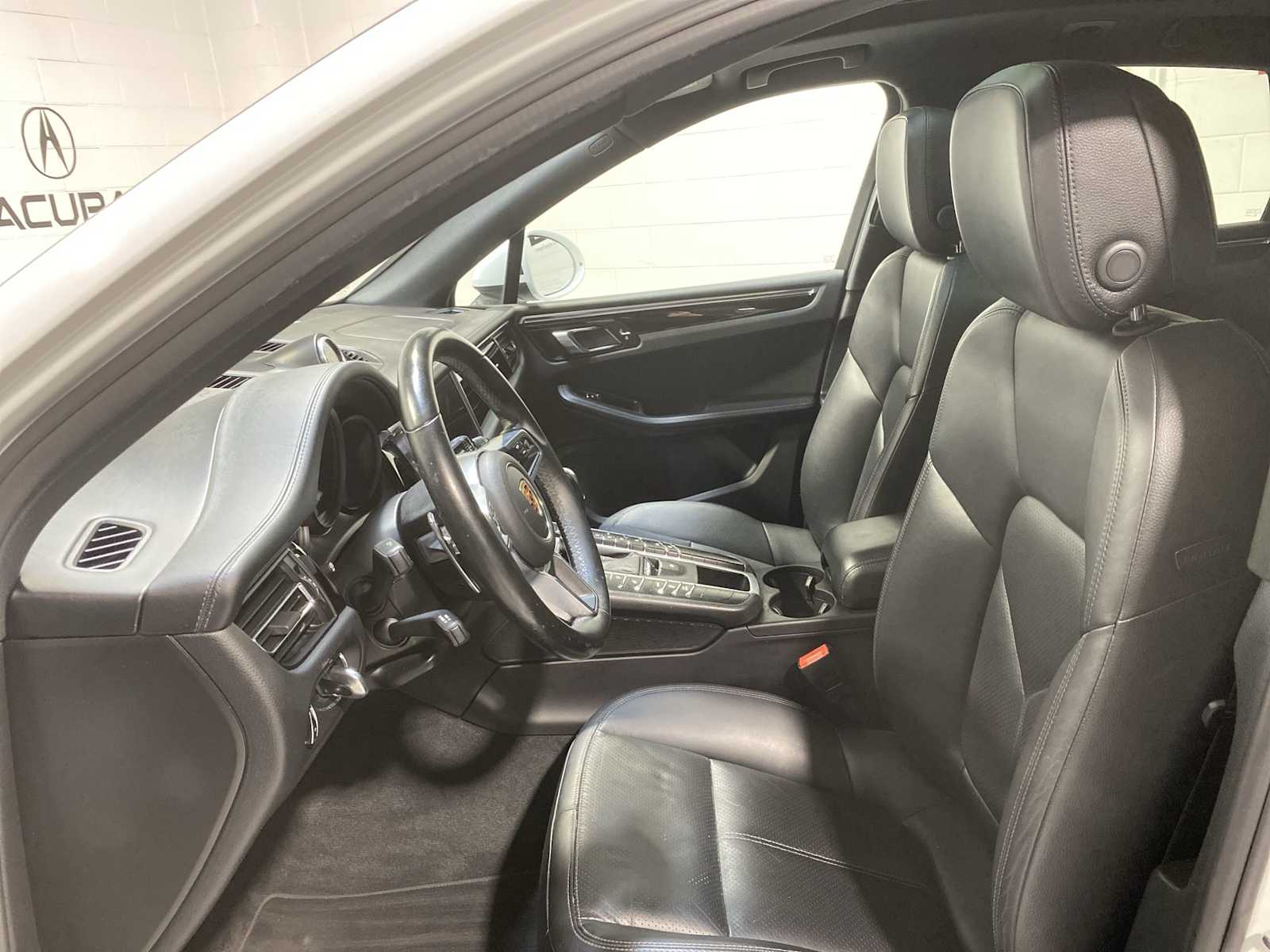 Thumbnail: 2020 Porsche Macan - 2