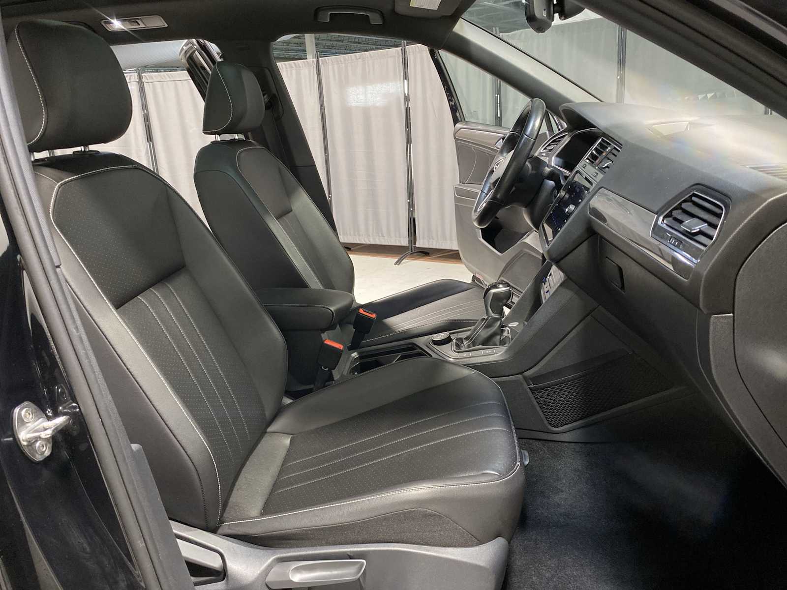 Thumbnail: 2022 Volkswagen Tiguan - 14