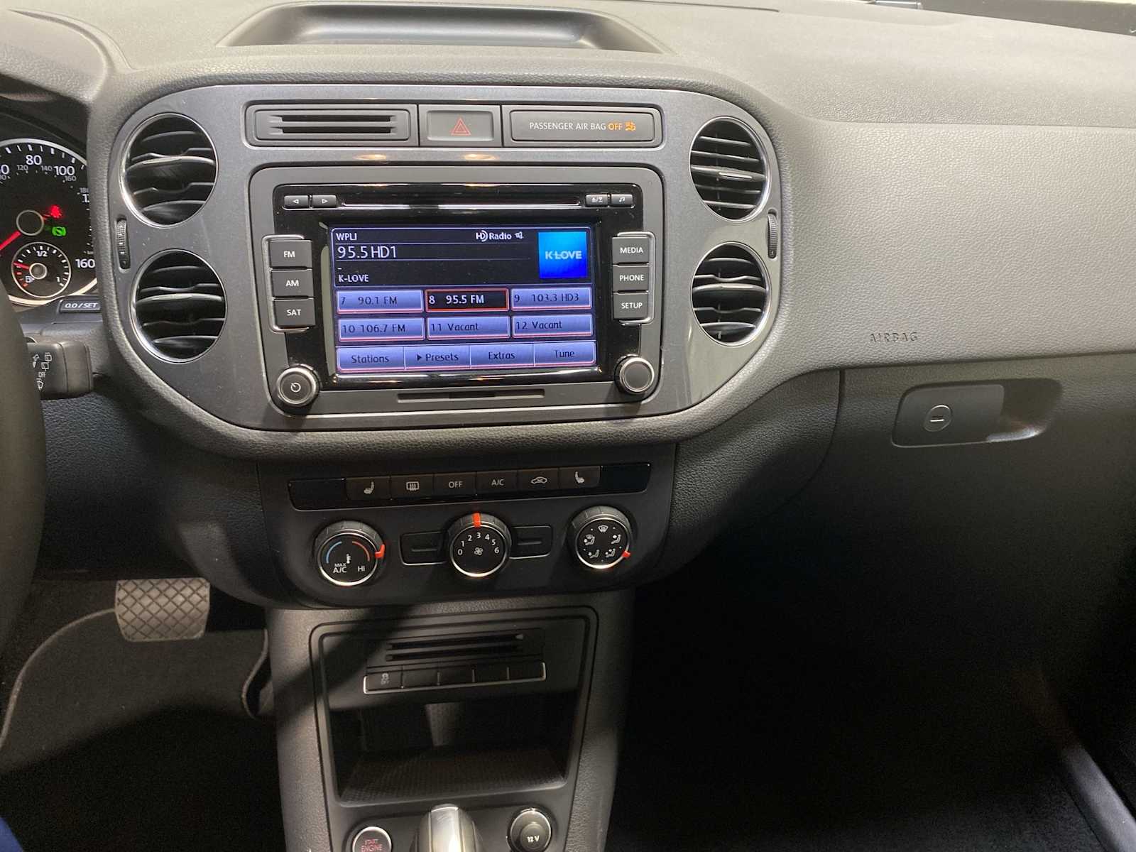 Thumbnail: 2014 Volkswagen Tiguan - 16