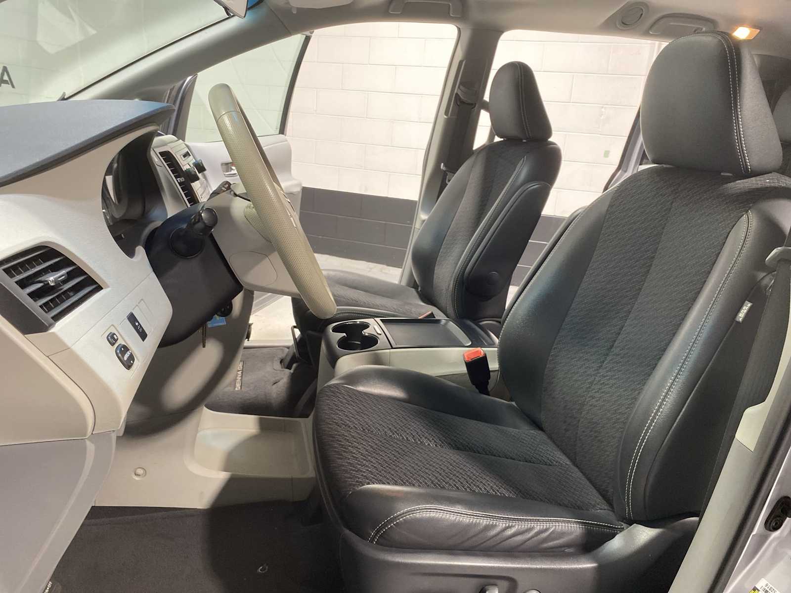 Thumbnail: 2011 Toyota Sienna - 11