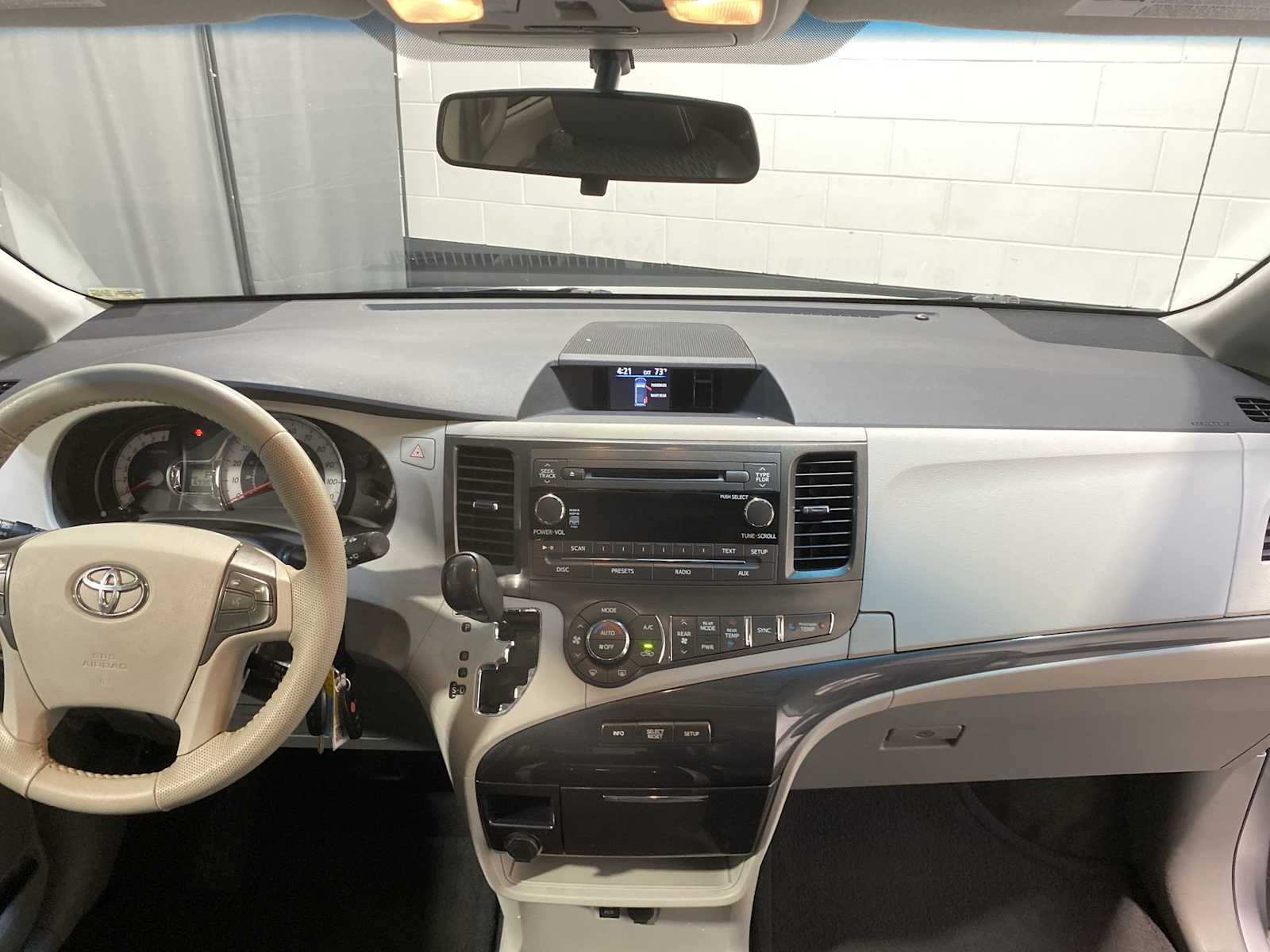 Thumbnail: 2011 Toyota Sienna - 10