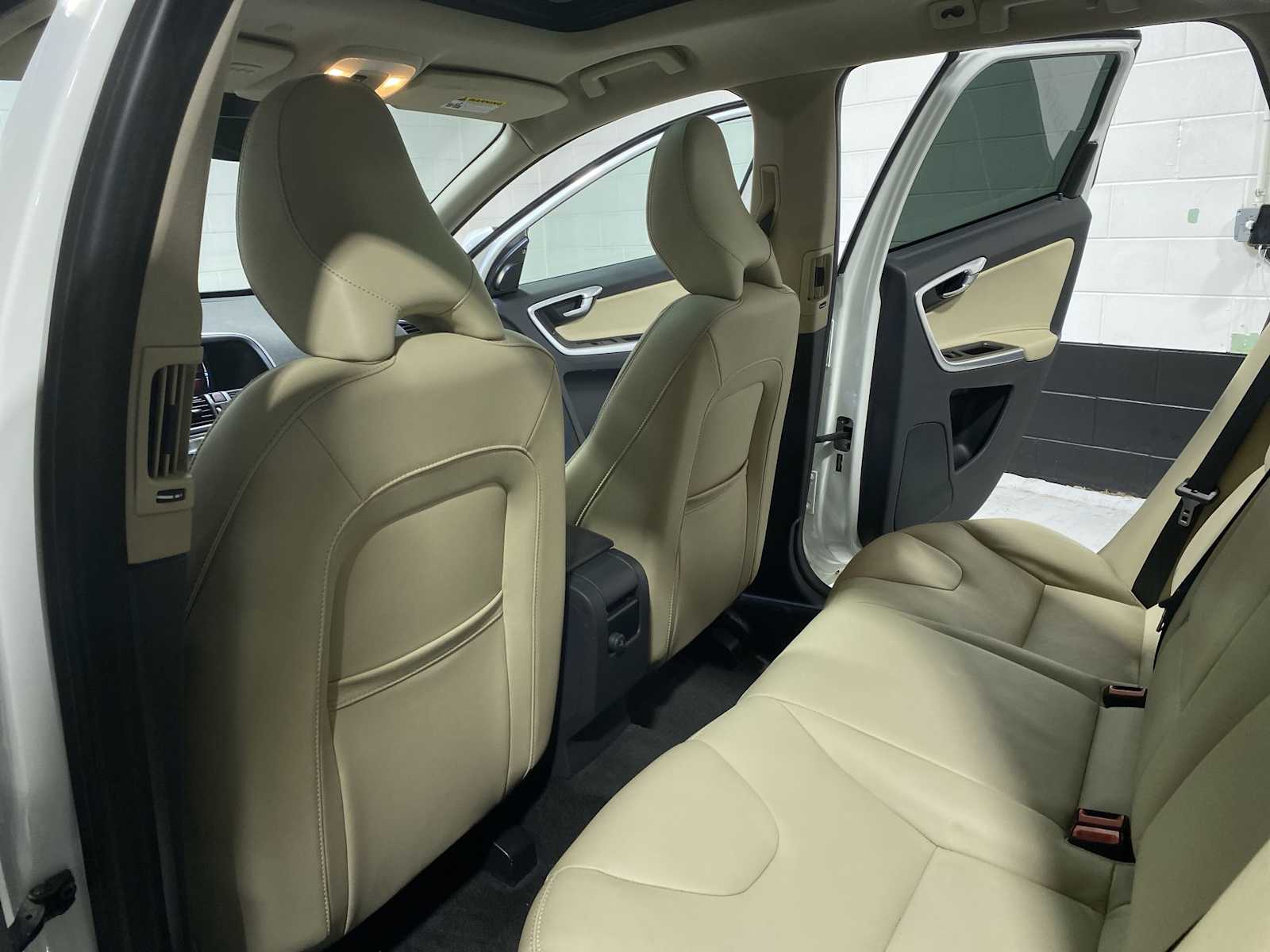 Thumbnail: 2016 Volvo XC60 - 12