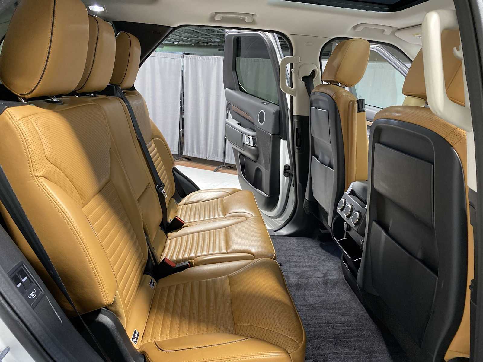 Thumbnail: 2017 Land Rover Discovery - 13