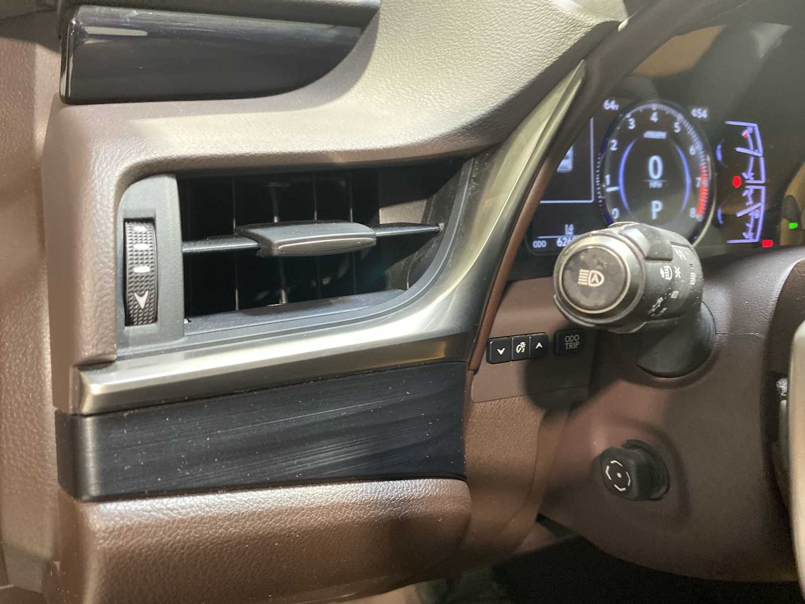 Thumbnail: 2020 Lexus ES - 24