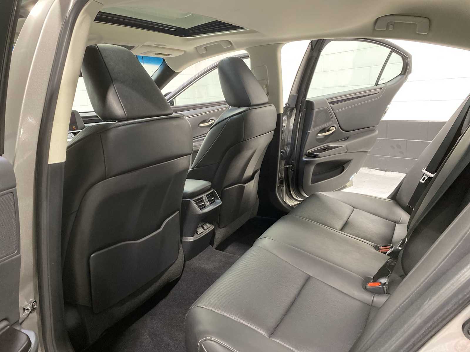 Thumbnail: 2019 Lexus ES - 12