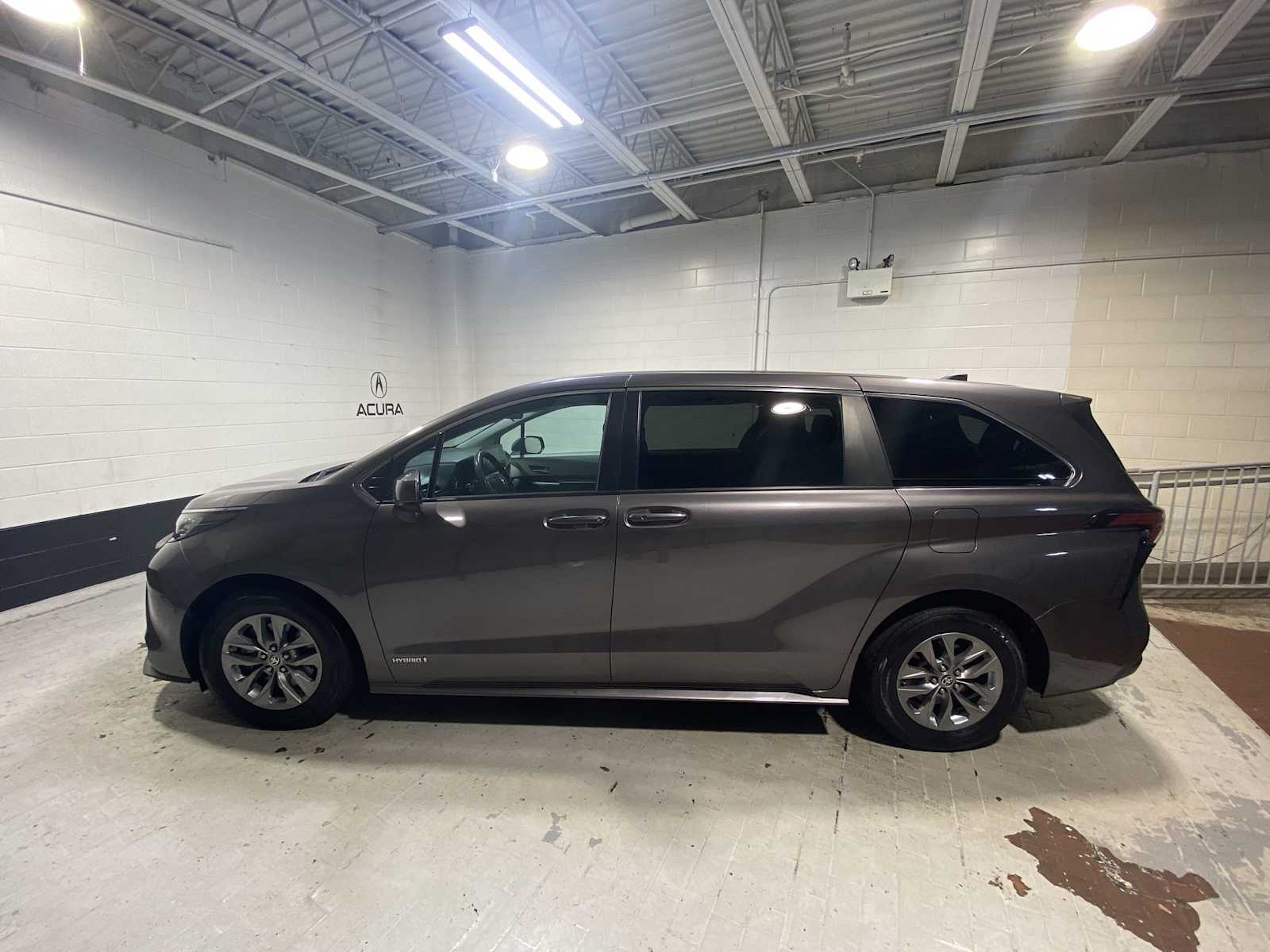 Thumbnail: 2021 Toyota Sienna - 3