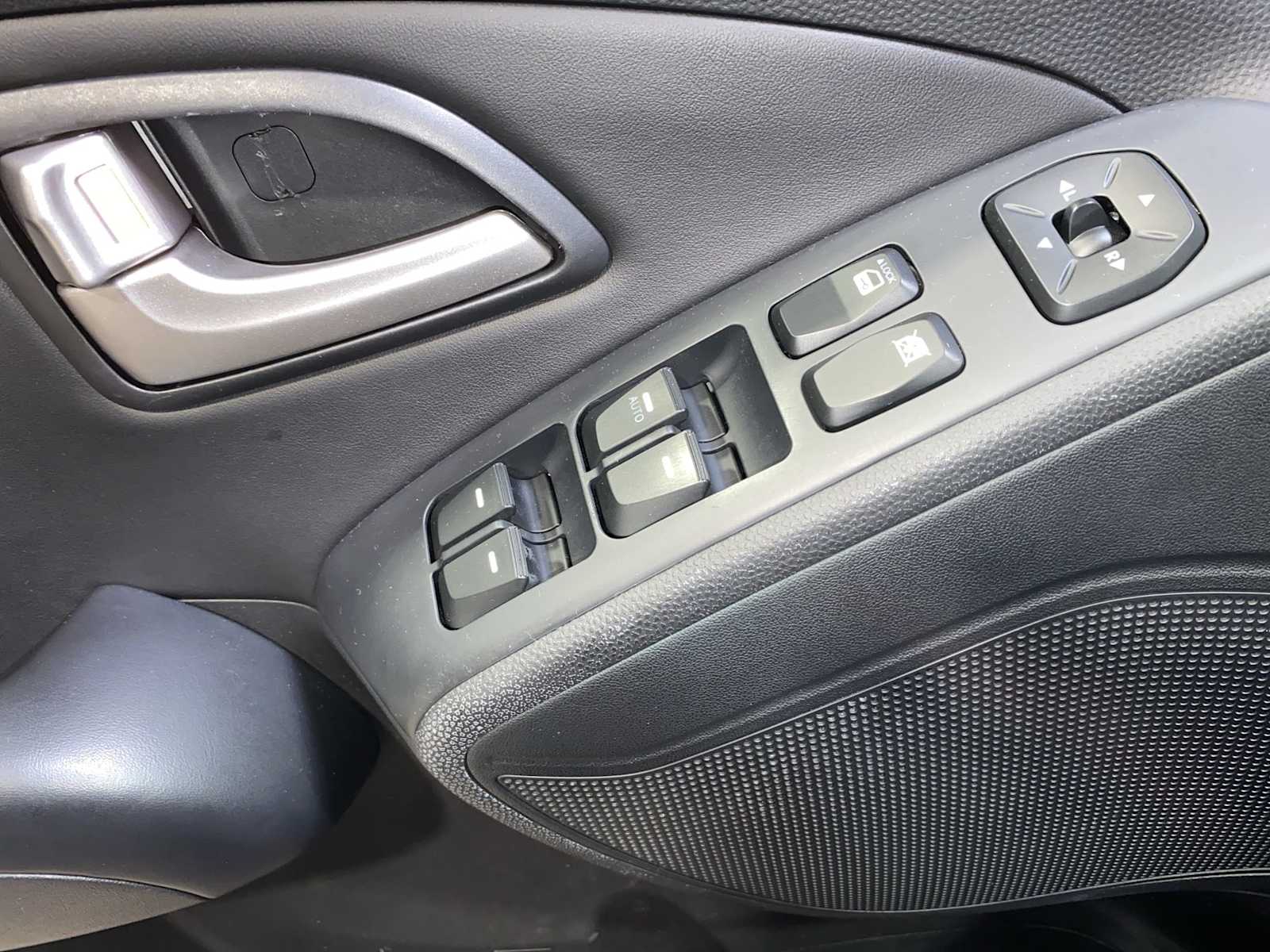 Thumbnail: 2012 Hyundai Tucson - 23