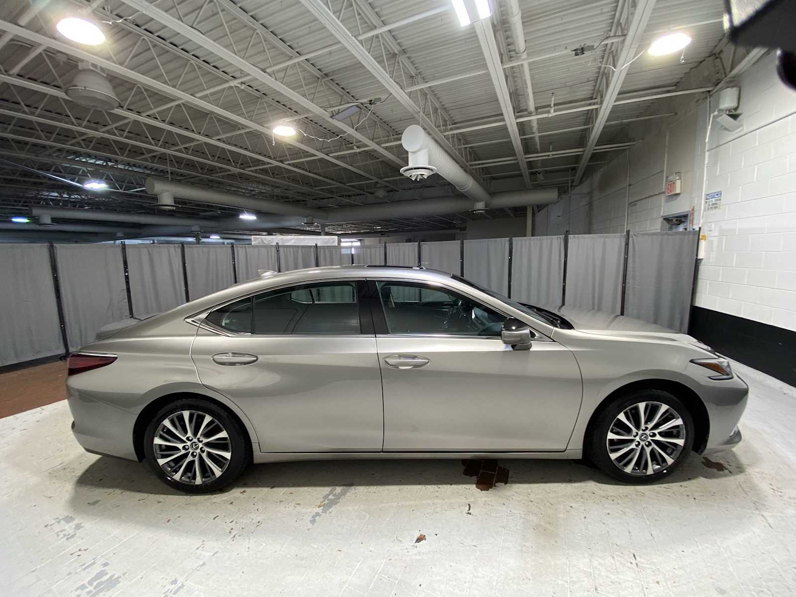 Thumbnail: 2019 Lexus ES - 27