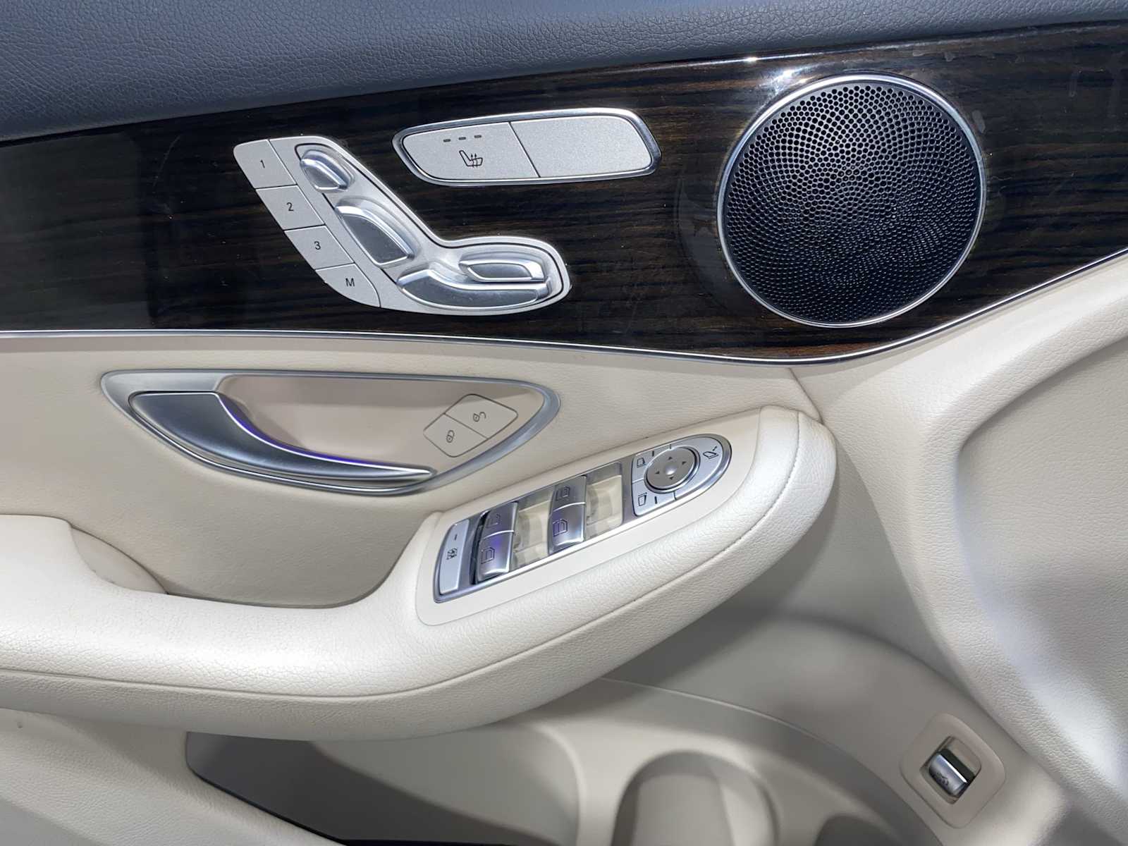 Thumbnail: 2022 Mercedes-Benz GLC - 23