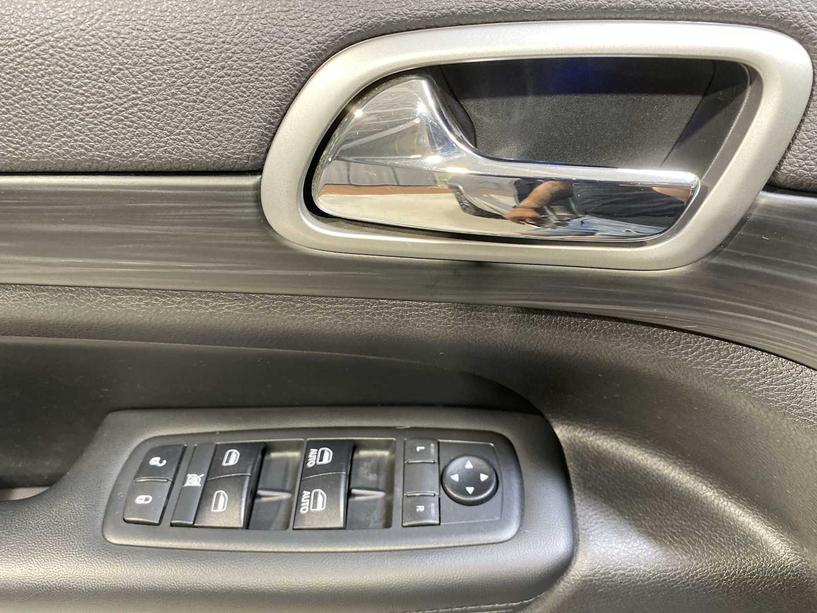 Thumbnail: 2019 Jeep Grand Cherokee - 23