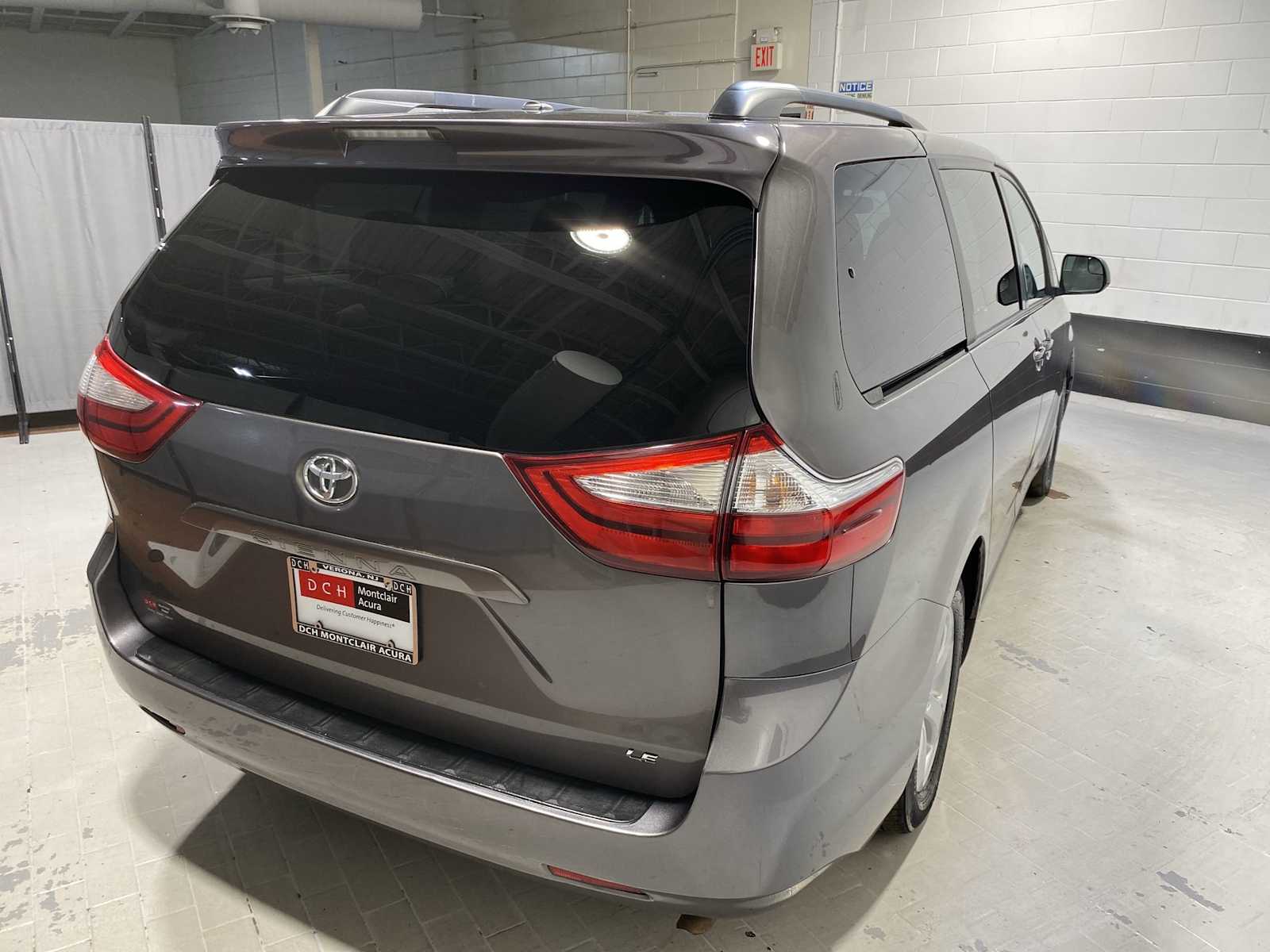 Thumbnail: 2015 Toyota Sienna - 26