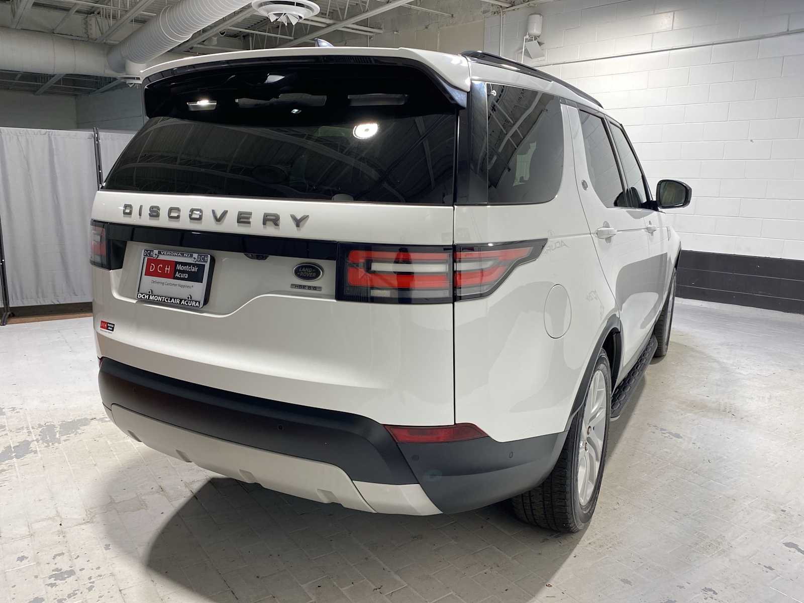 Thumbnail: 2017 Land Rover Discovery - 26