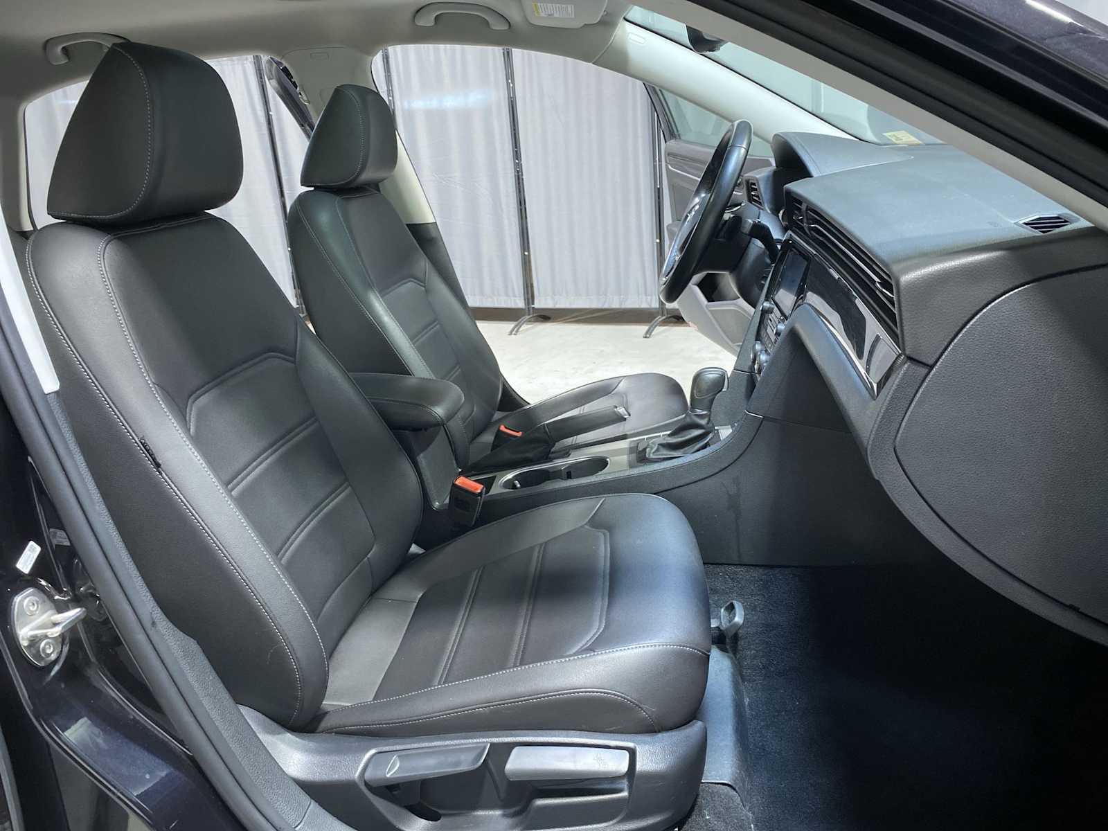 Thumbnail: 2020 Volkswagen Passat - 14