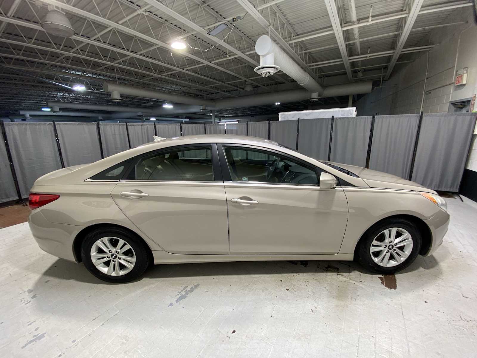 Thumbnail: 2011 Hyundai Sonata - 27