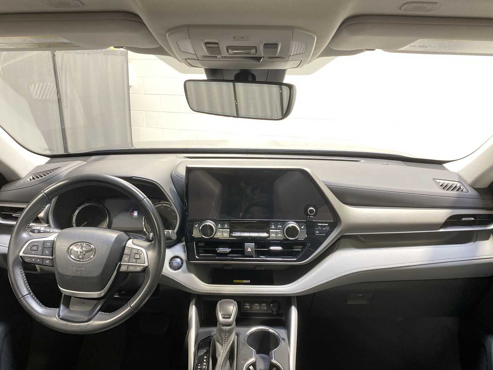 Thumbnail: 2023 Toyota Highlander - 10