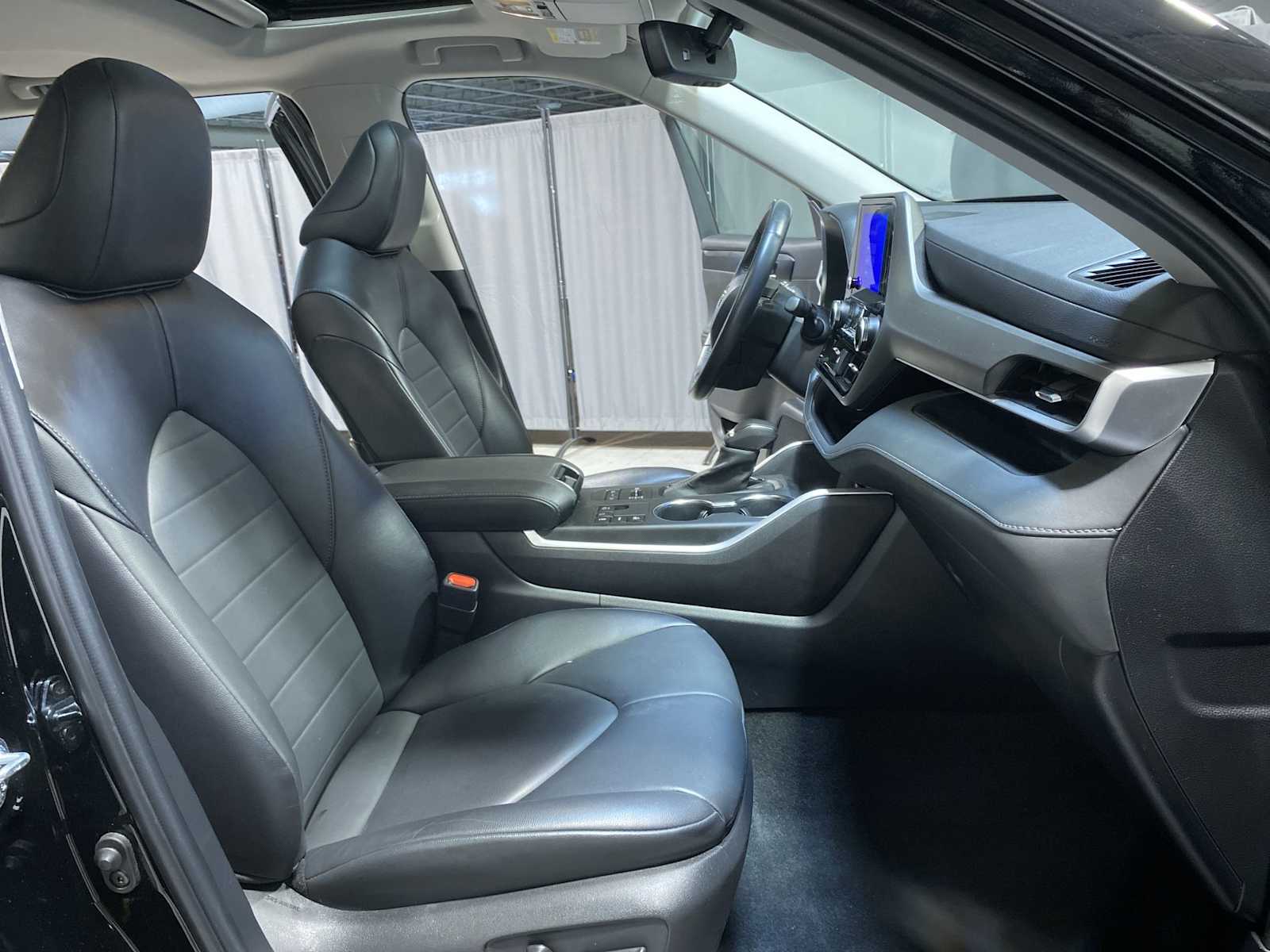 Thumbnail: 2023 Toyota Highlander - 14
