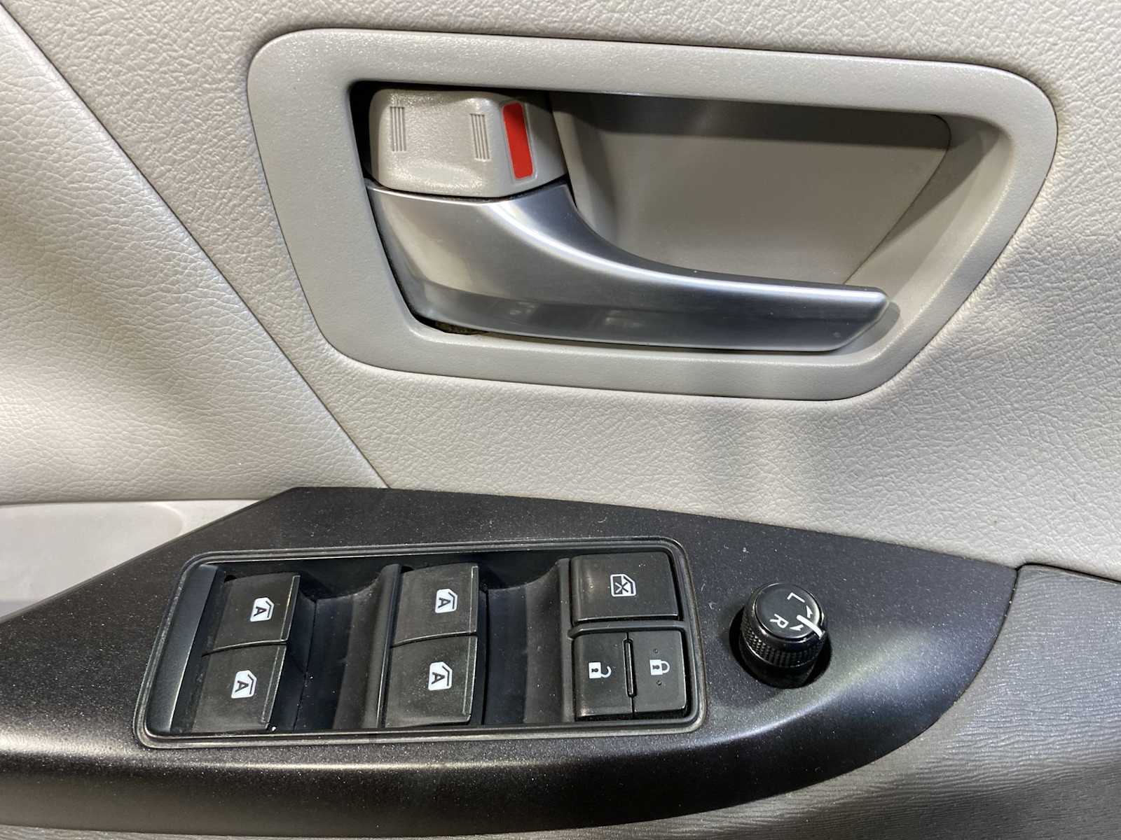 Thumbnail: 2015 Toyota Sienna - 23