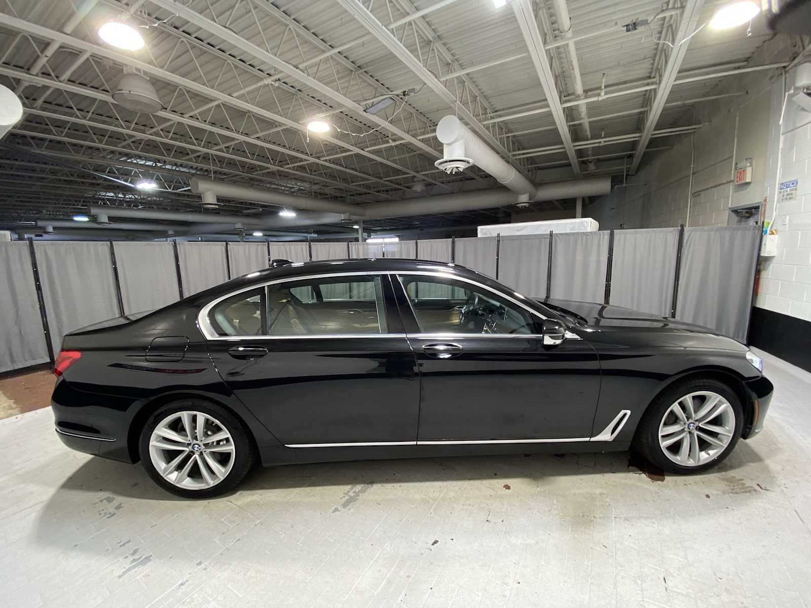 Thumbnail: 2016 BMW 7 Series - 27