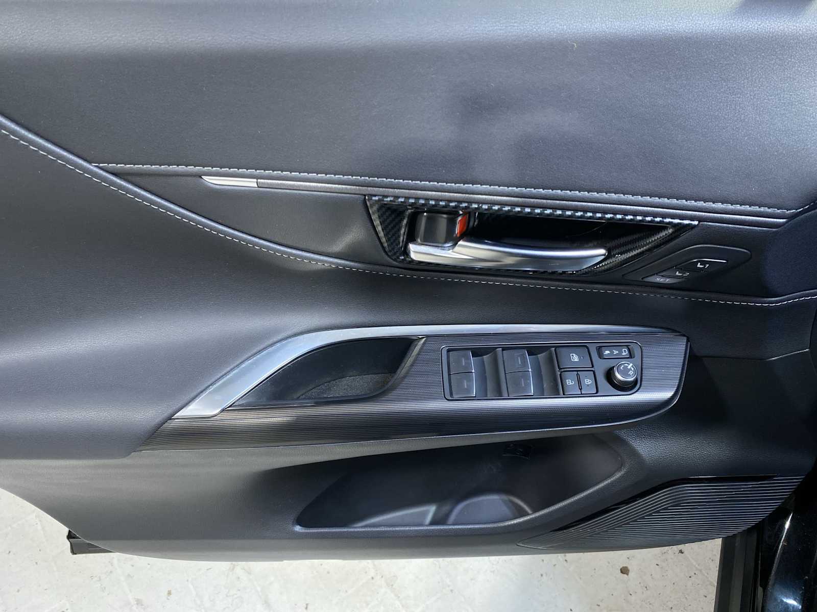 Thumbnail: 2022 Toyota Venza - 24