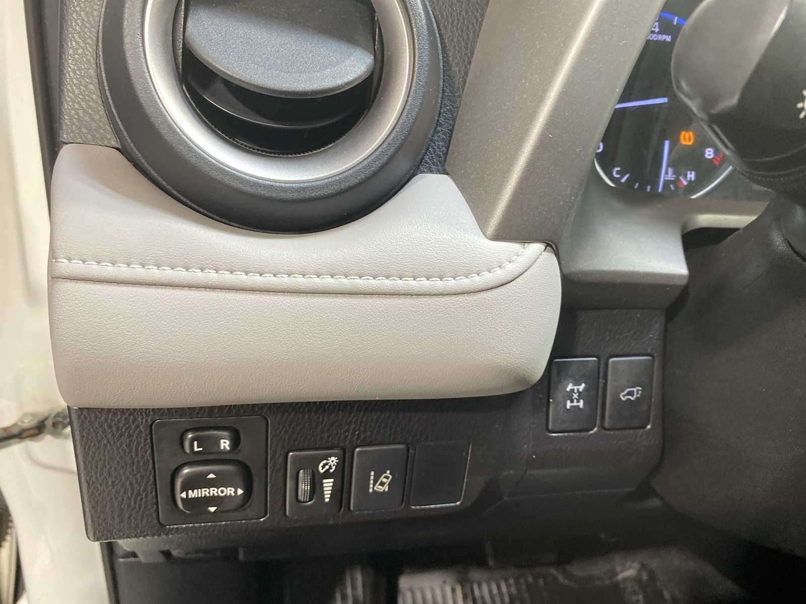 Thumbnail: 2016 Toyota RAV4 - 24