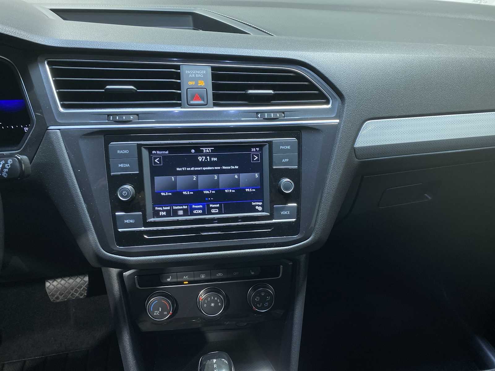 Thumbnail: 2022 Volkswagen Tiguan - 16