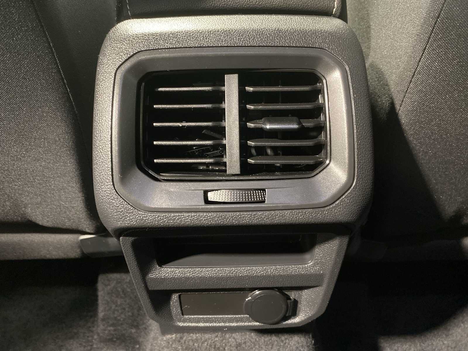 Thumbnail: 2022 Volkswagen Tiguan - 25