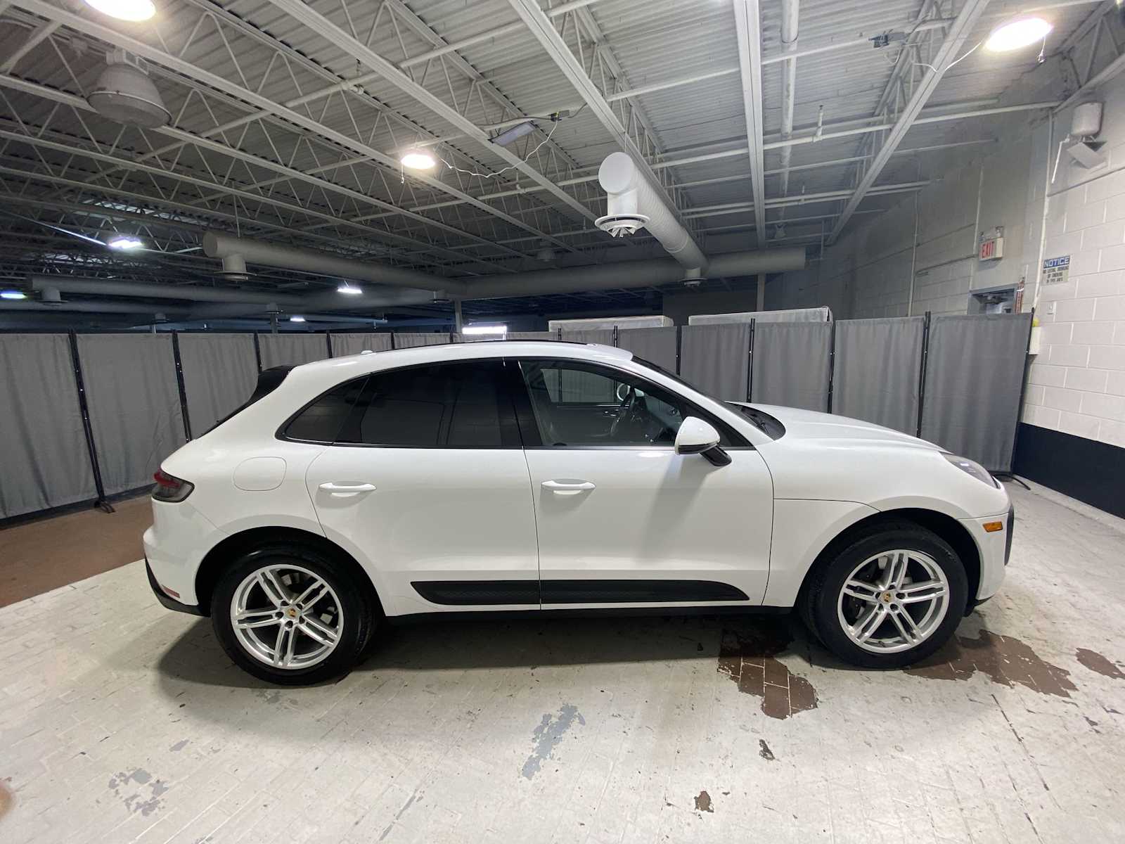 Thumbnail: 2023 Porsche Macan - 27