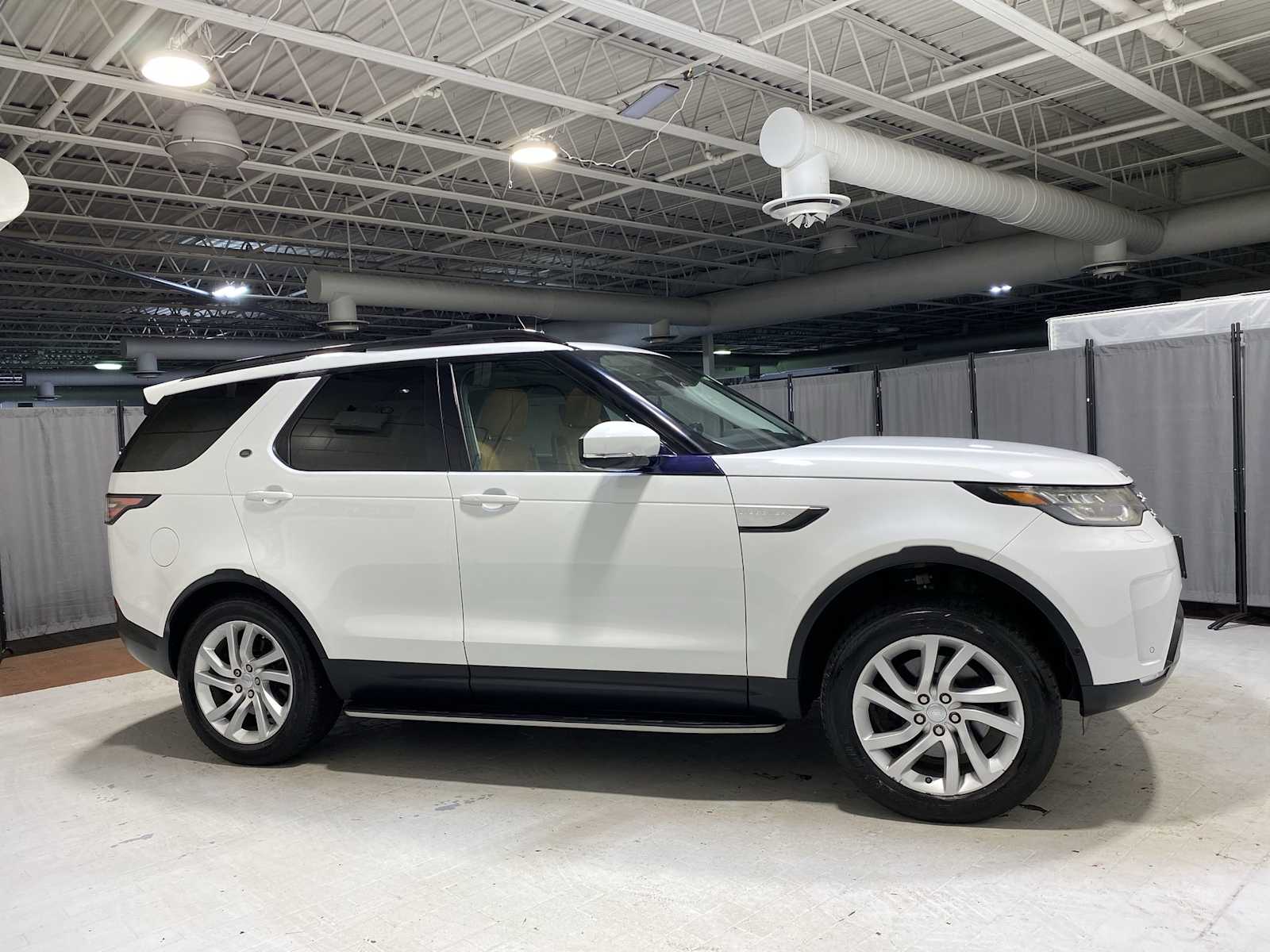 Thumbnail: 2017 Land Rover Discovery - 27