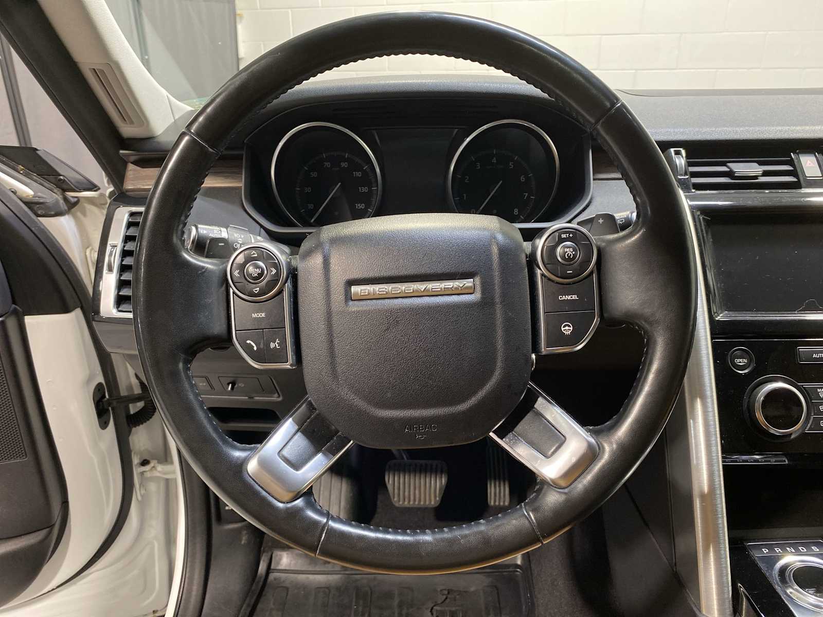 Thumbnail: 2017 Land Rover Discovery - 15
