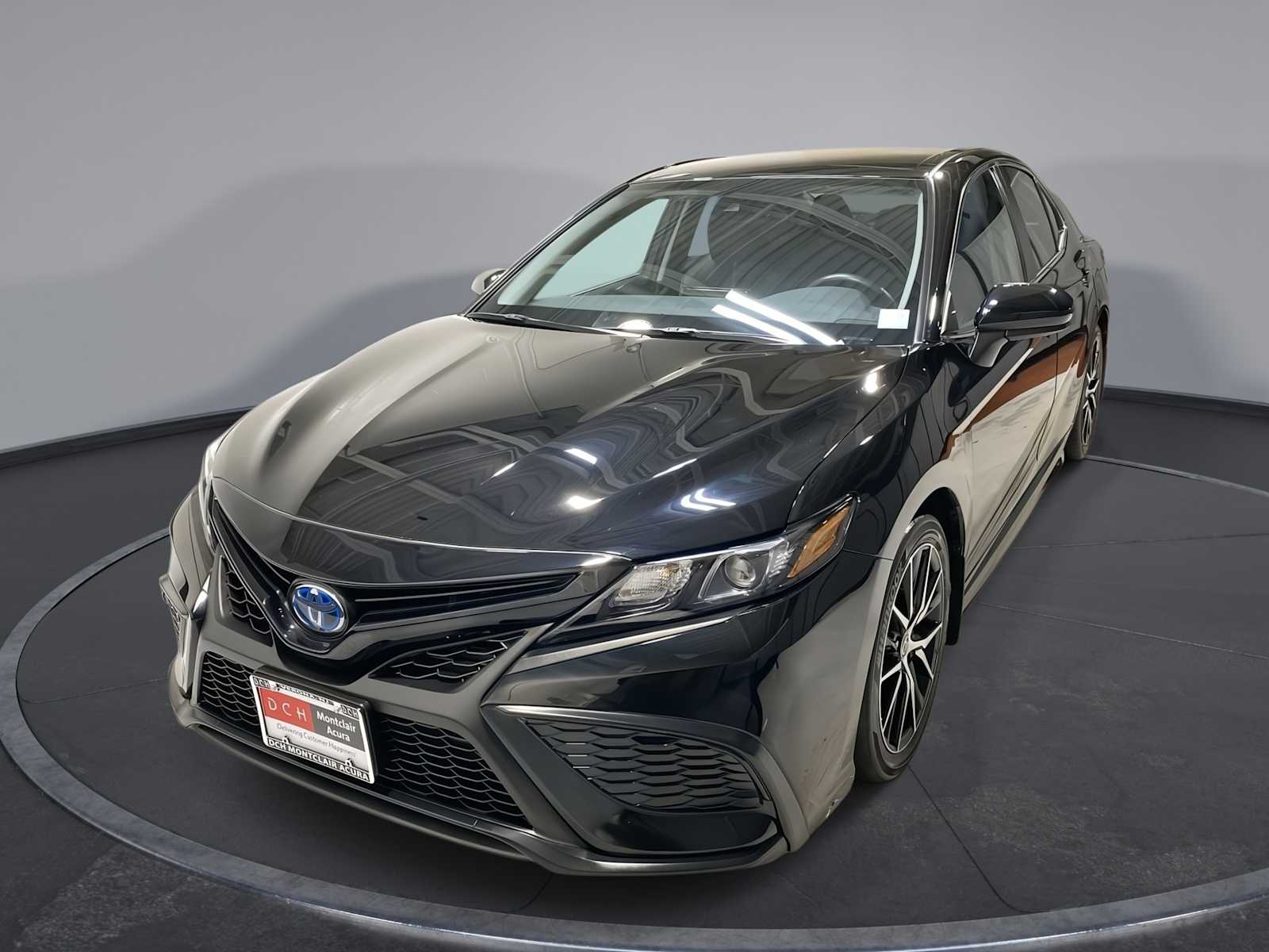 2024 Toyota Camry SE Hero Image