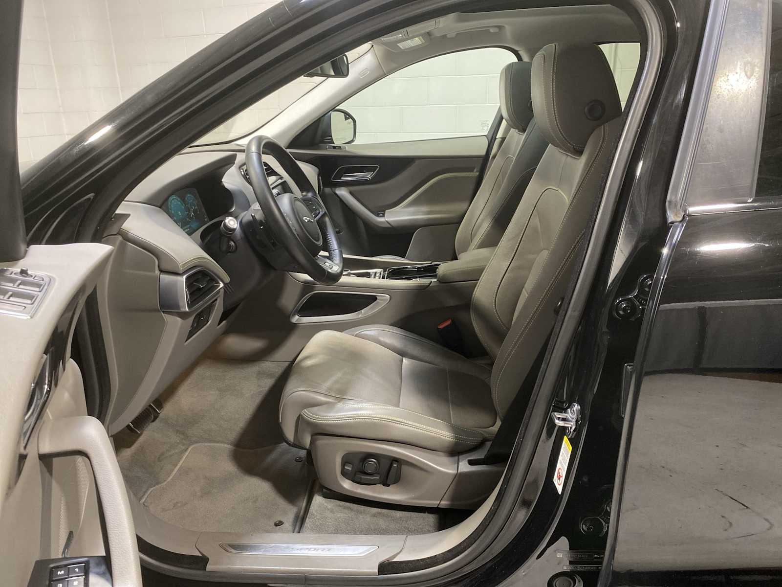 Thumbnail: 2017 Jaguar F-Pace - 2