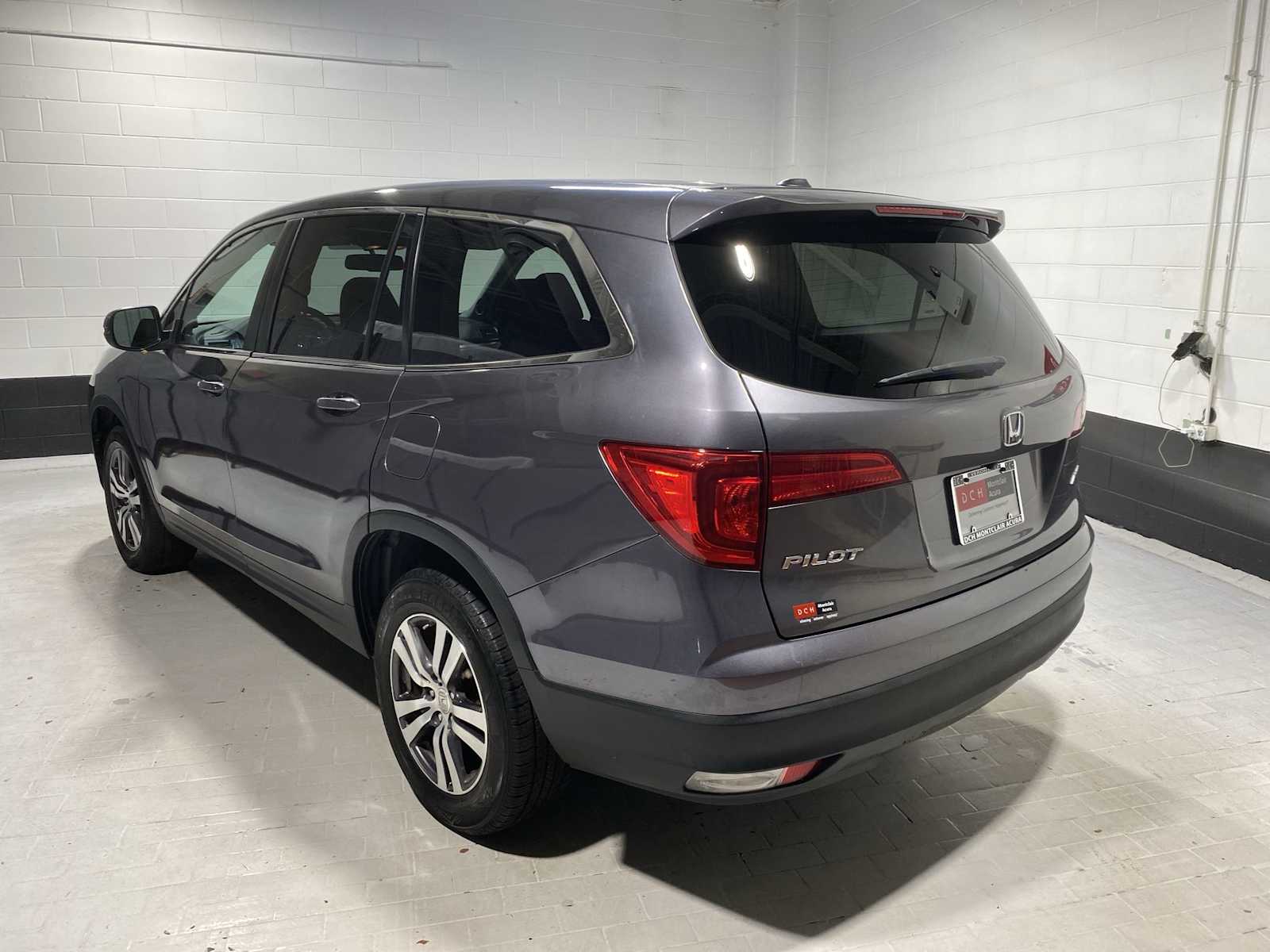 Thumbnail: 2017 Honda Pilot - 4