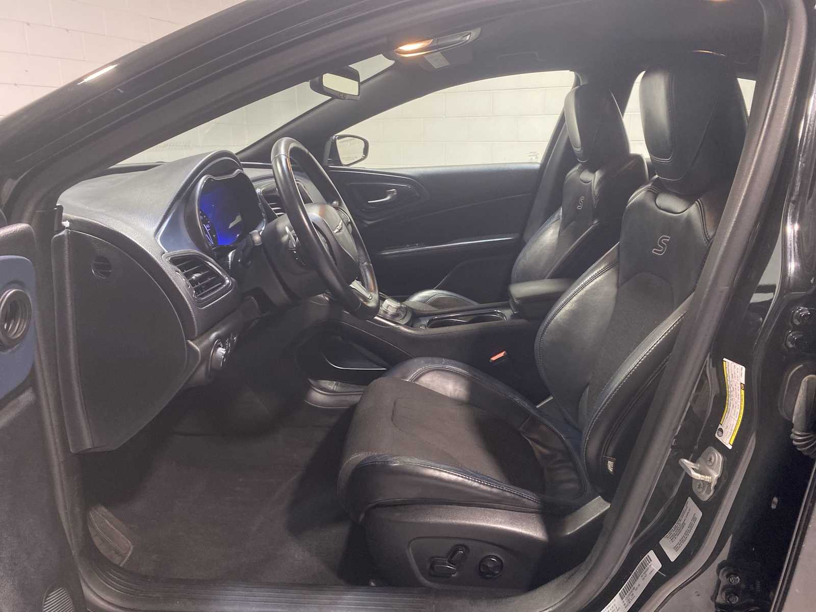 2015 Chrysler 200 S photo 2