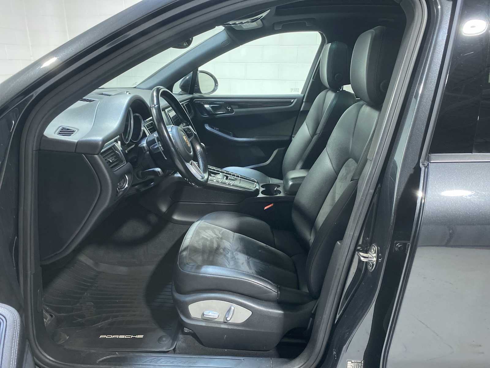 Thumbnail: 2017 Porsche Macan - 2